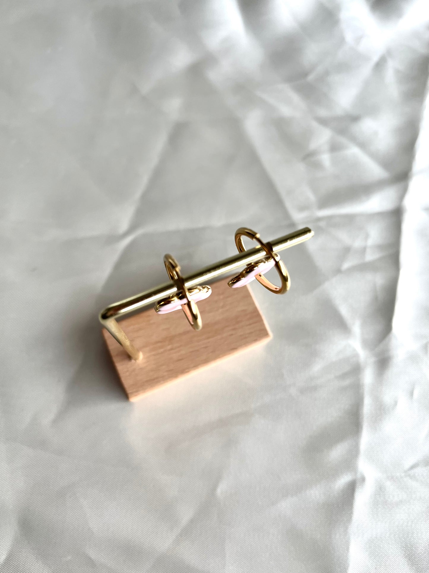 Boucles d’oreilles doré et fleur rose Vira
