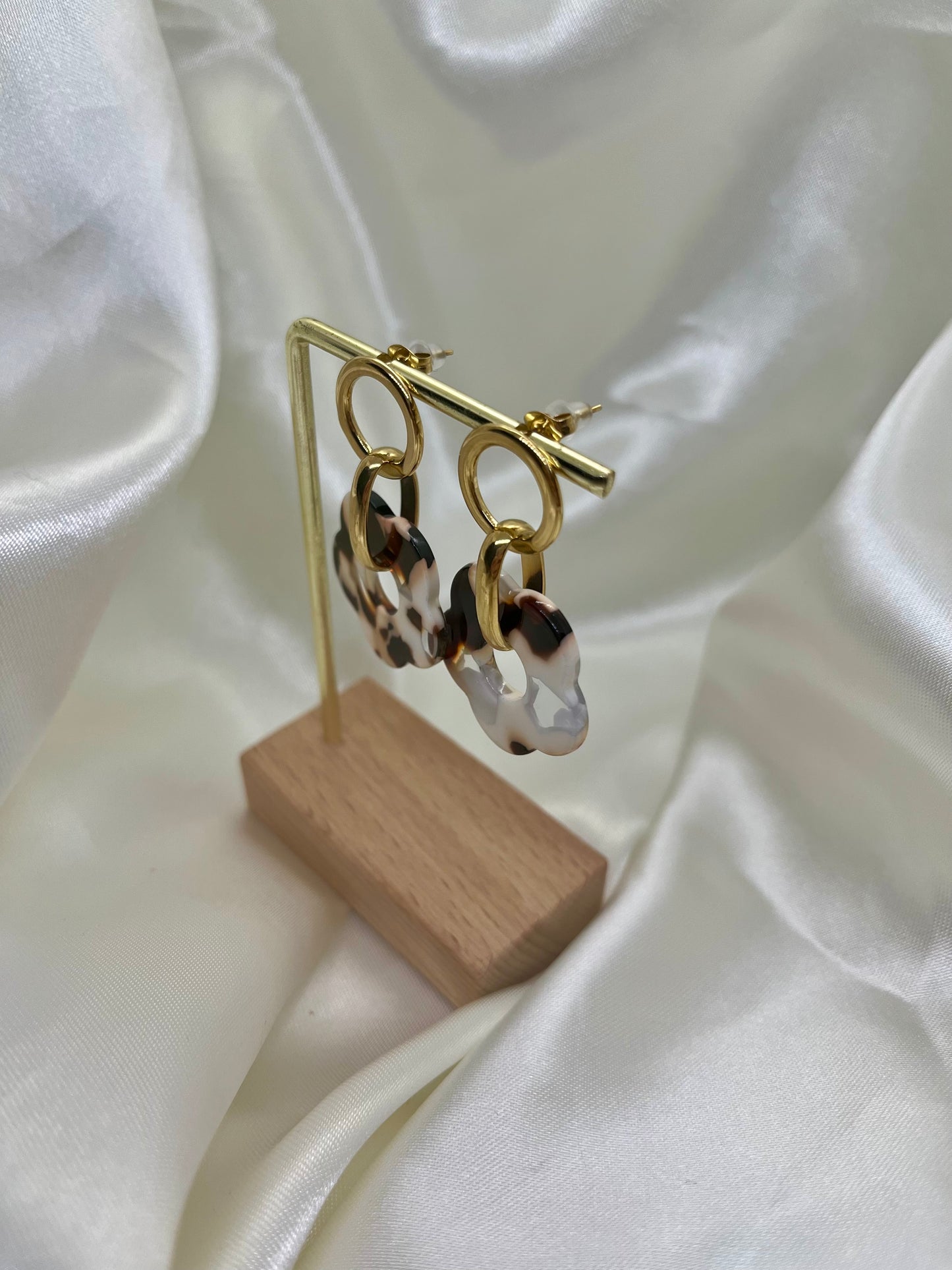 Boucles d’oreilles dorées et écailles
