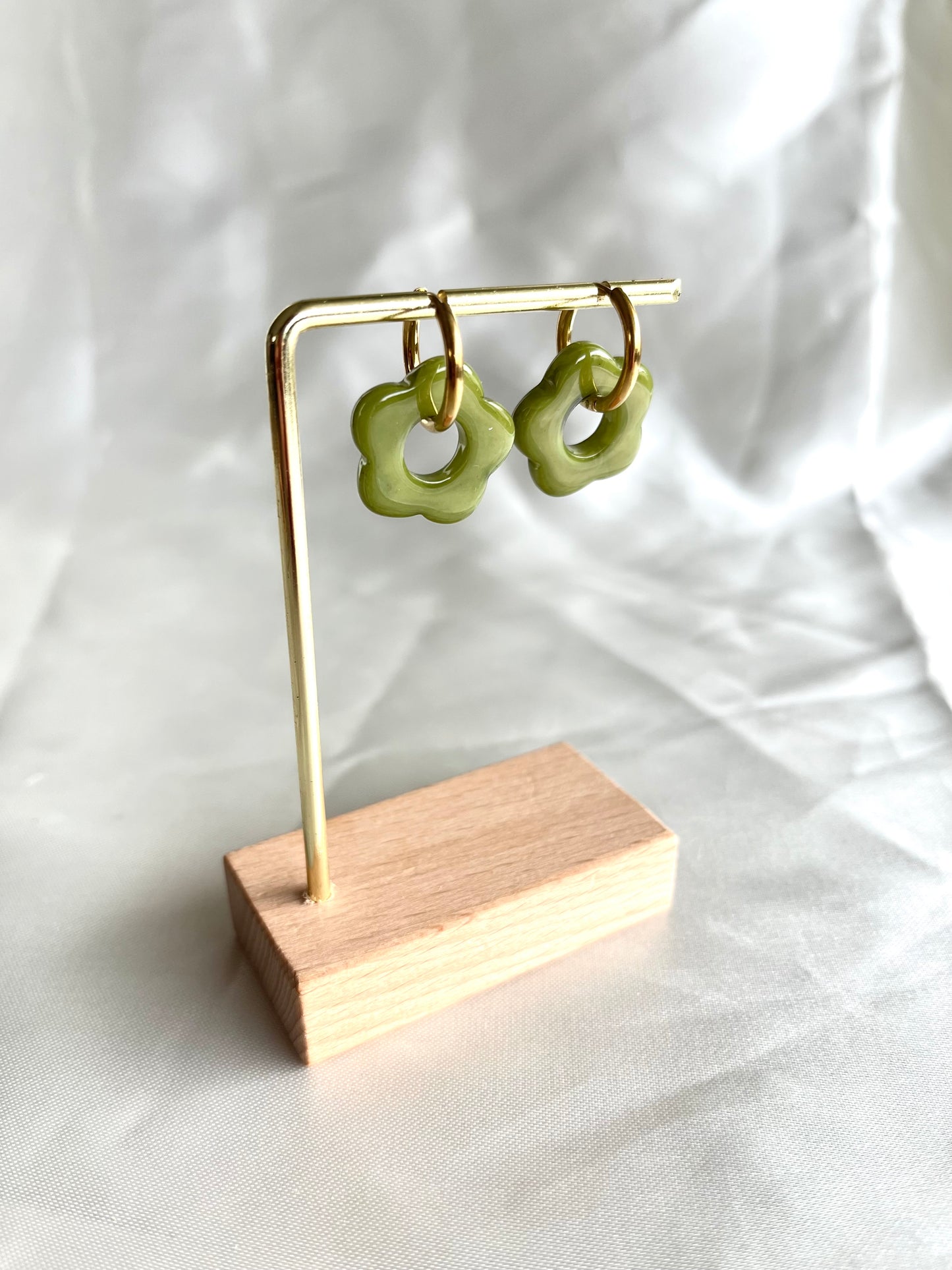 Boucles d’oreilles doré et fleur vert olive