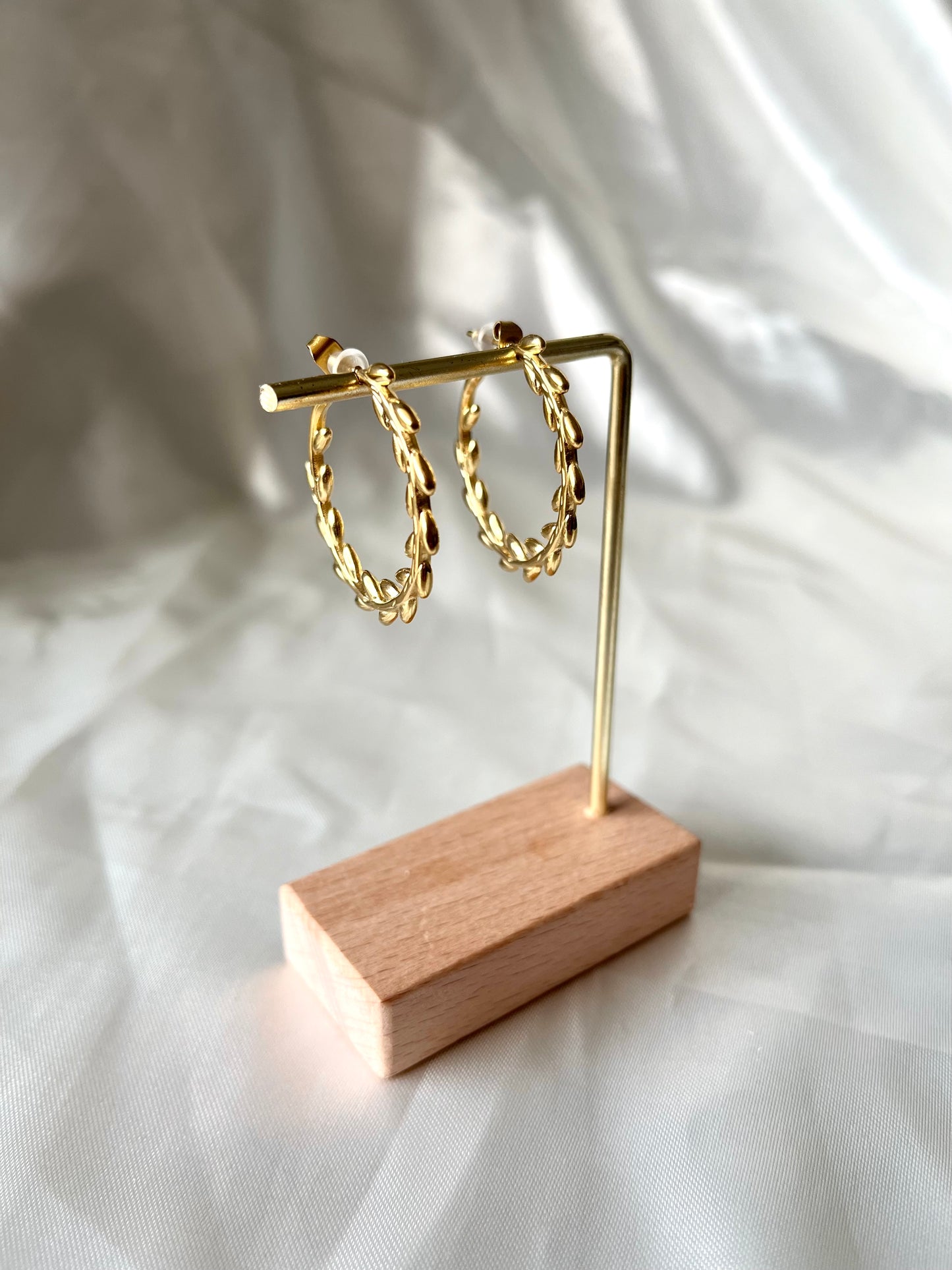 Boucles d’oreilles anneaux doré feuillage Woola