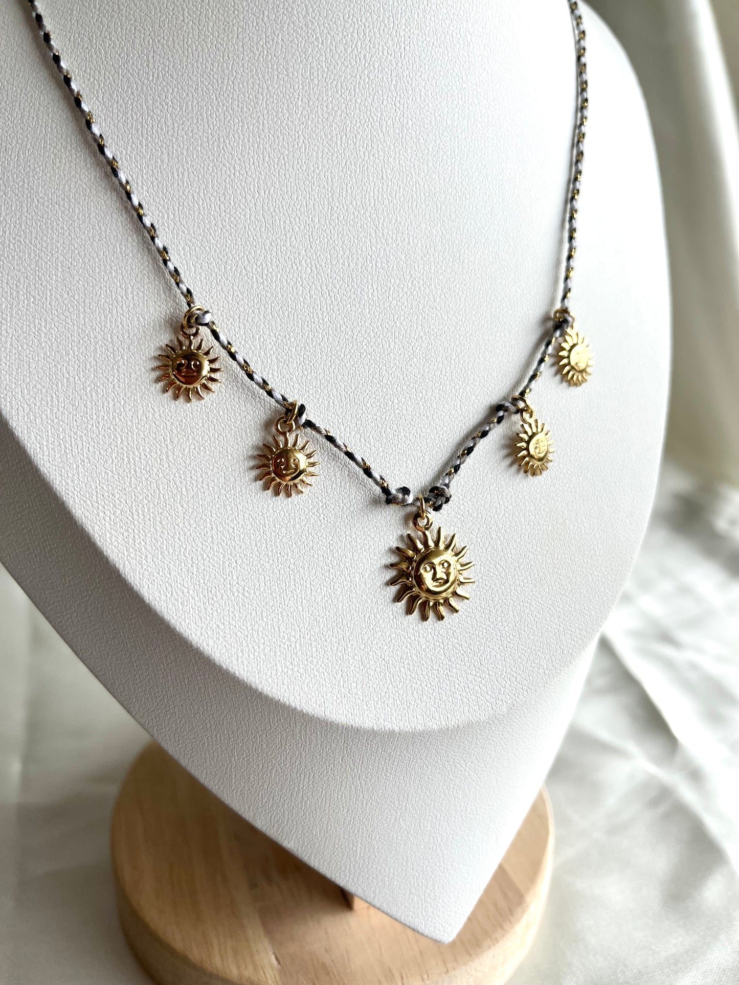 Collier doré cinq soleils Henri