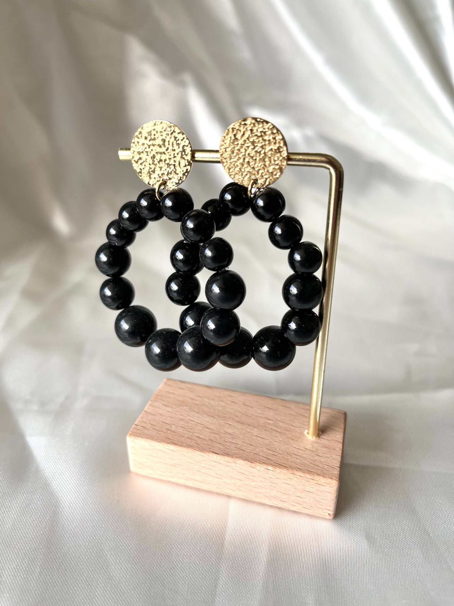 Boucles d’oreilles doré et perles noires Famon