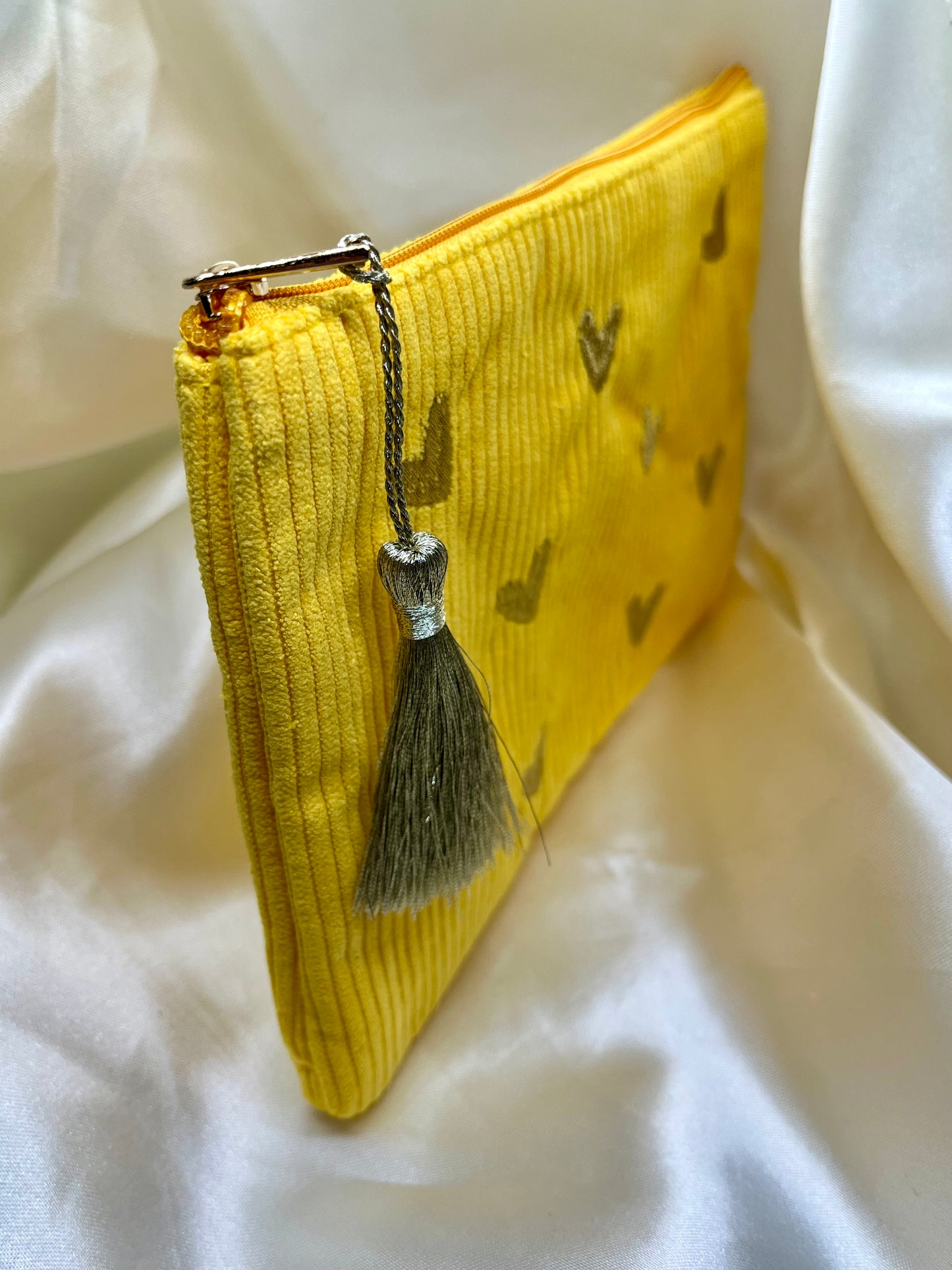 Pochette jaune et cœurs doré