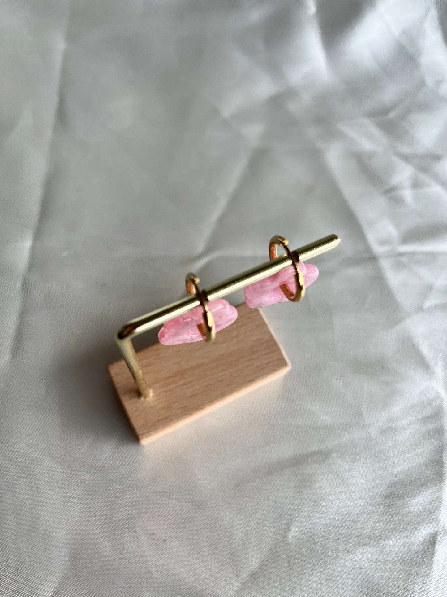 Boucles d’oreilles doré et fleur rose pâle