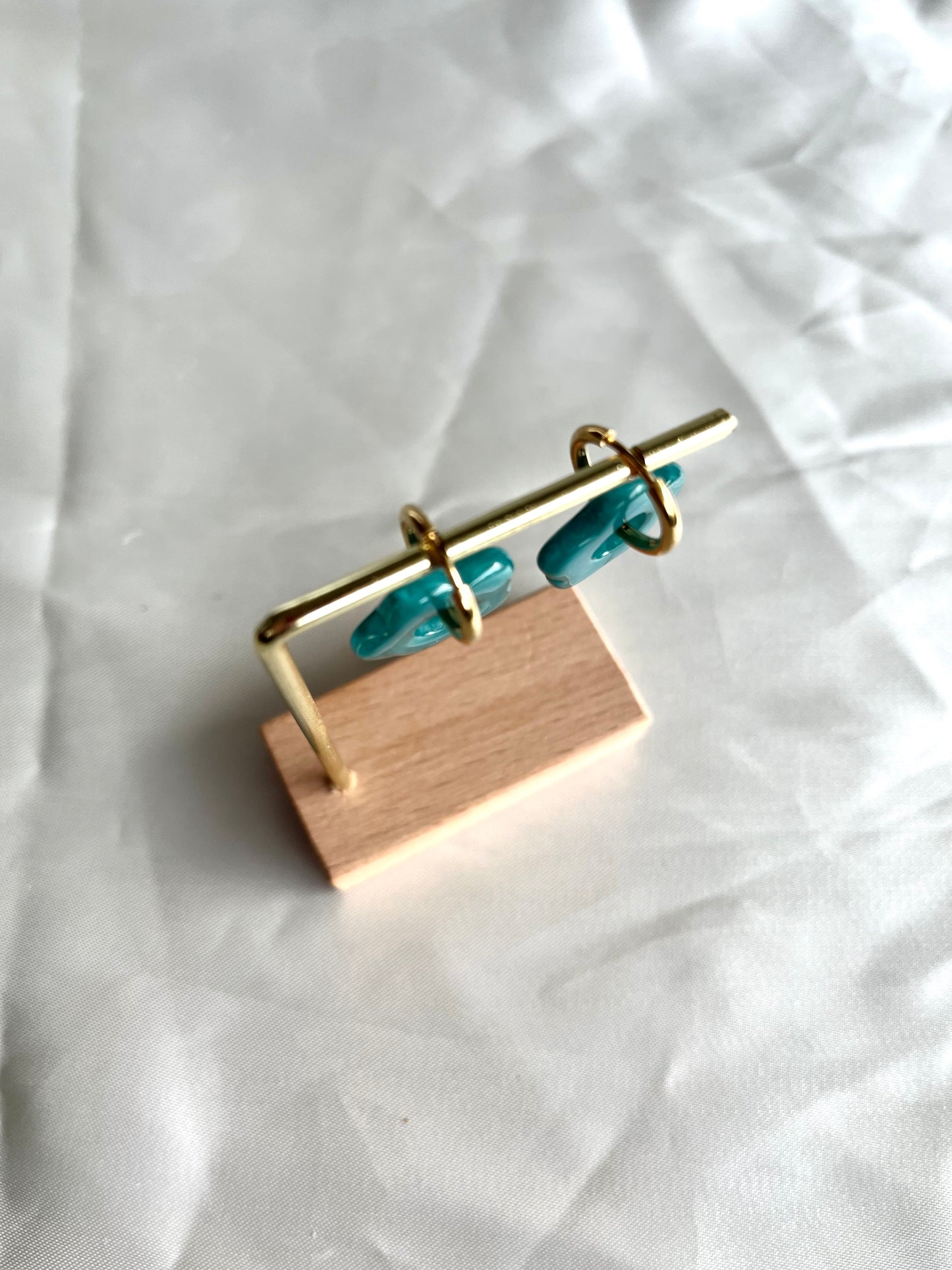 Boucles d’oreilles doré et fleur bleu canard