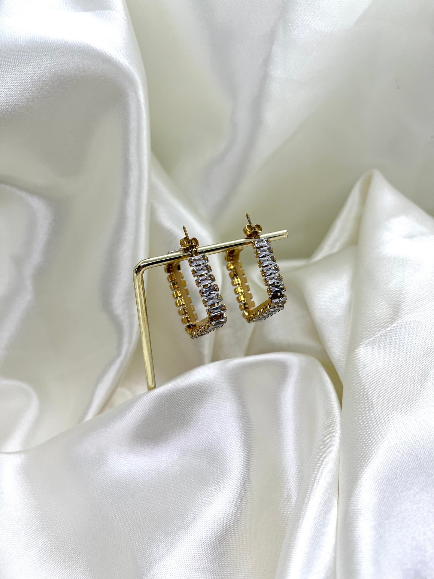 Boucles d’oreilles carré doré et strass Aurore