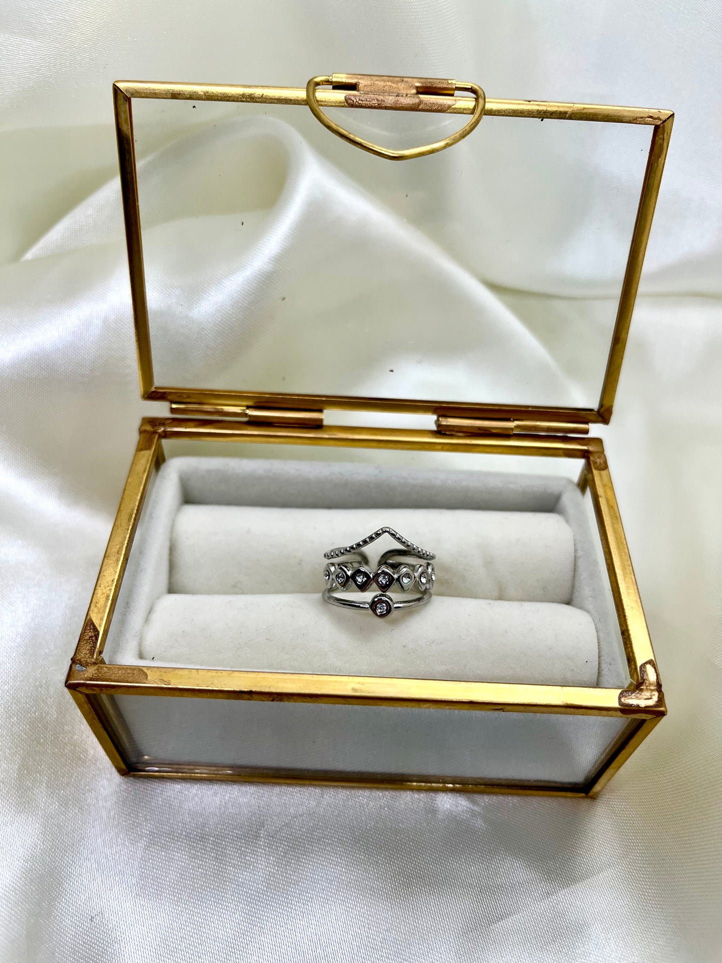 Bague argentée et strass