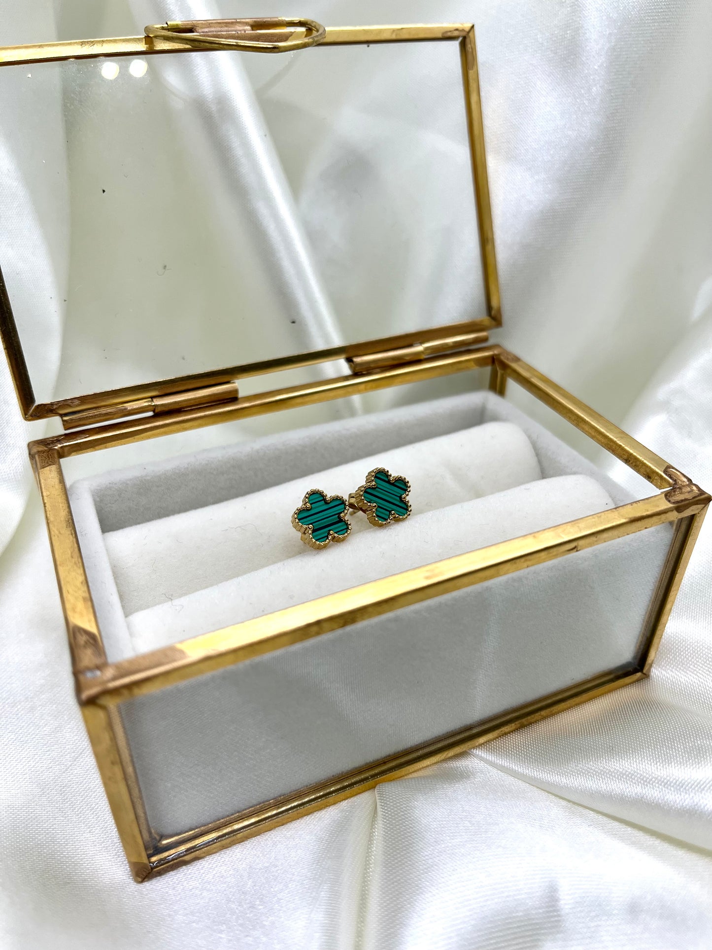 Boucles d’oreilles doré petites fleurs vertes