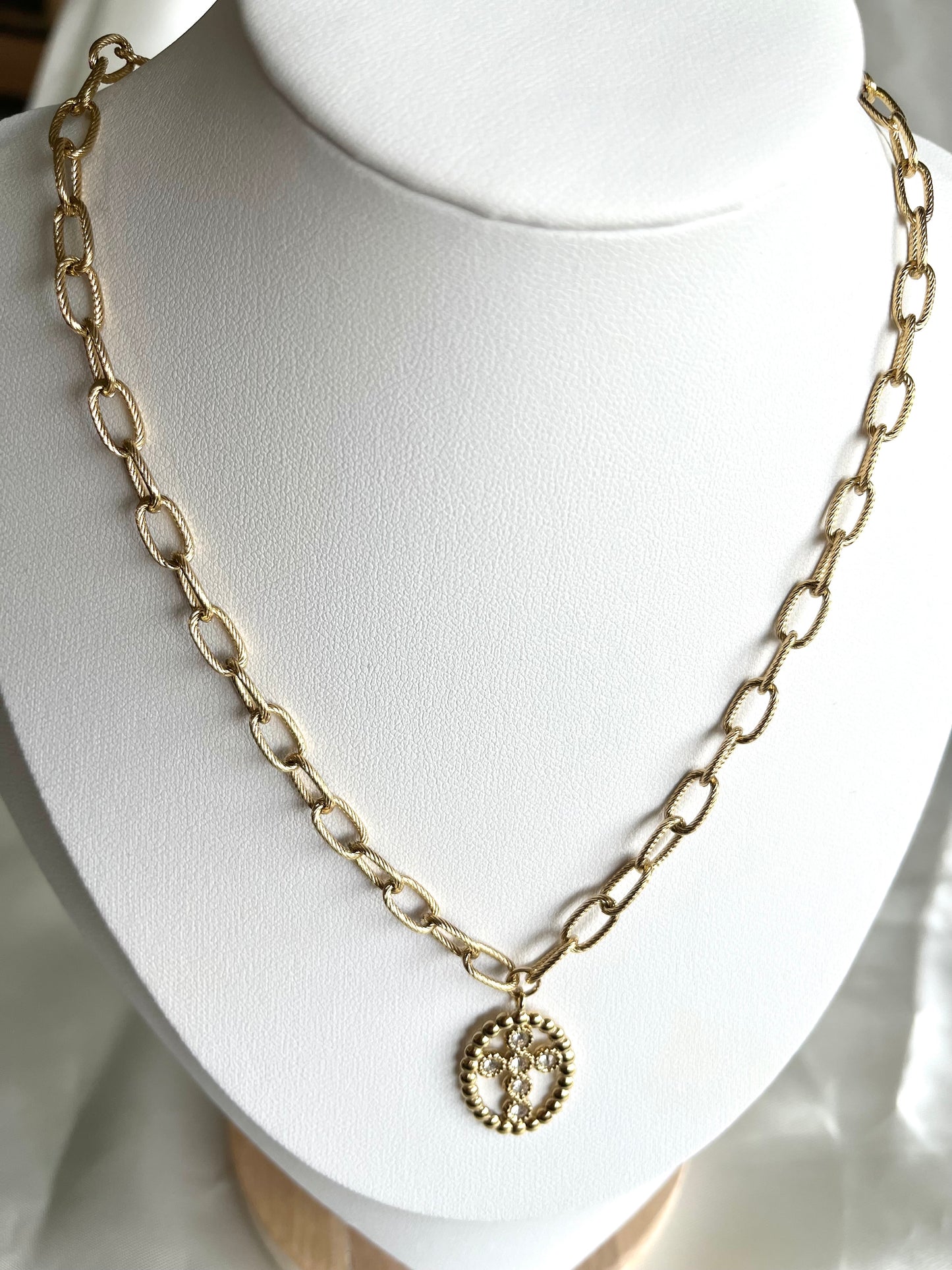 Collier doré et strass croix