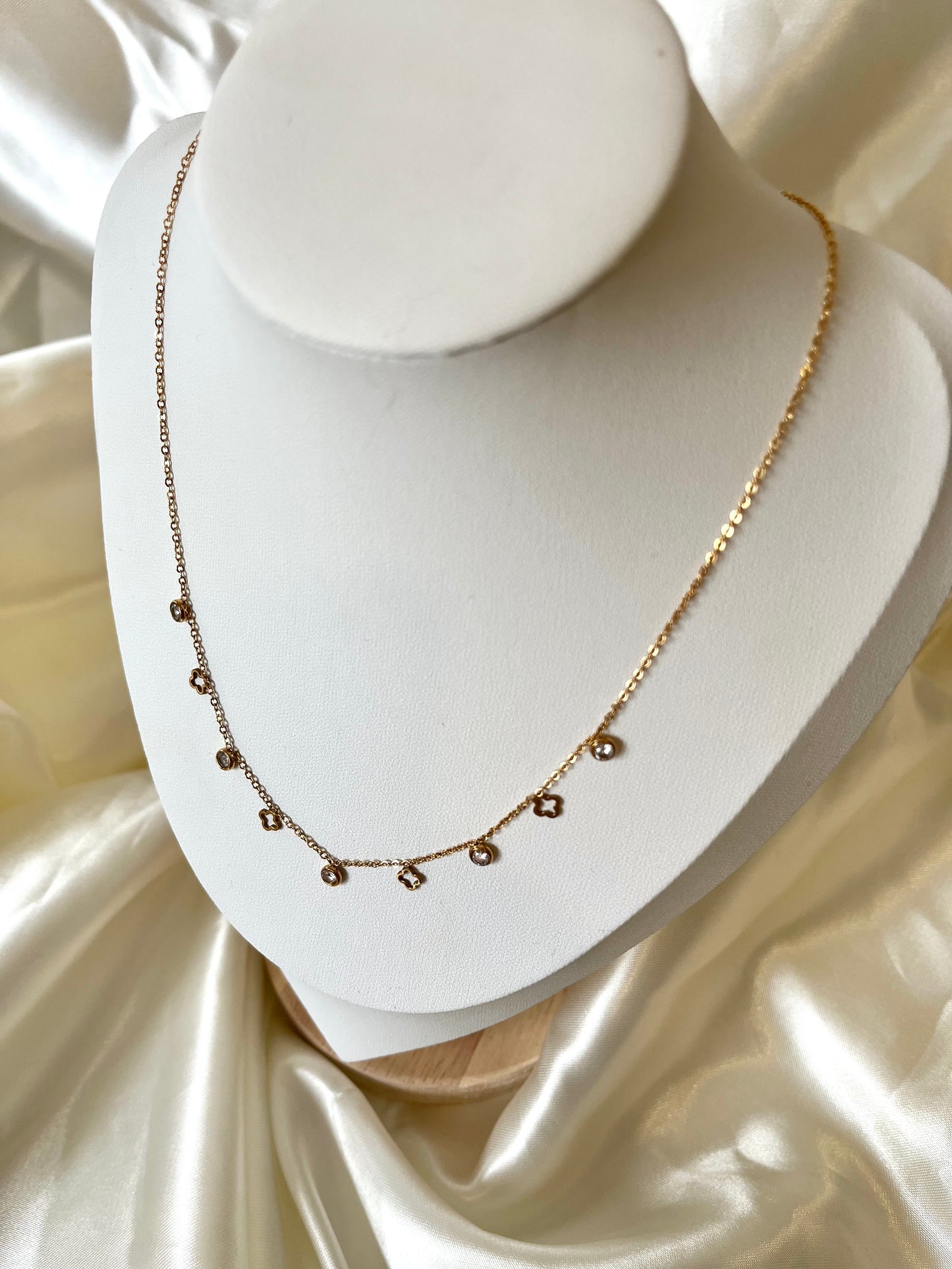 Collier doré pendentifs strass et trèfles