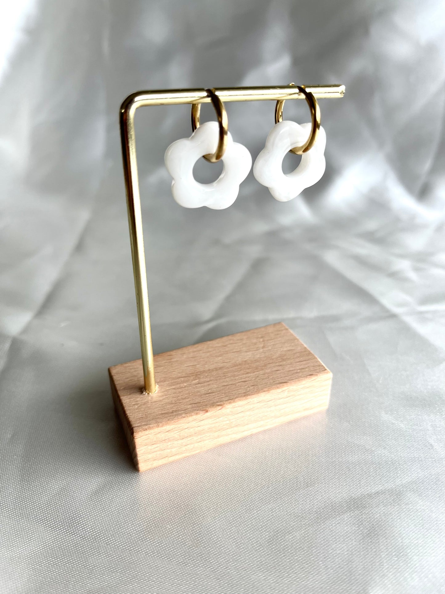Boucles d’oreilles doré et fleur blanche