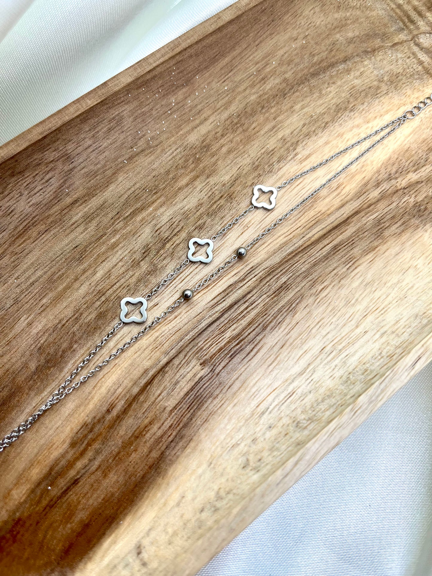 Bracelet double chaîne argenté et trèfle