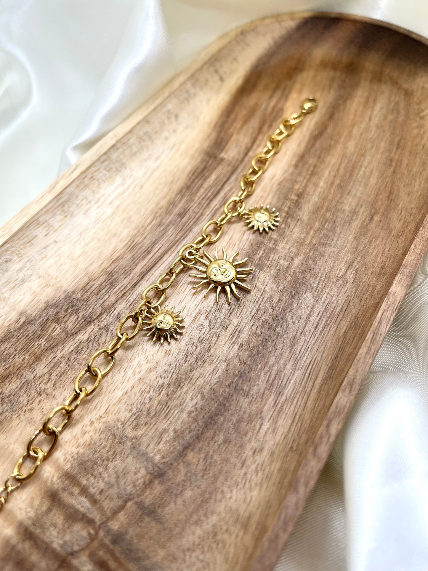 Bracelet doré breloques soleil