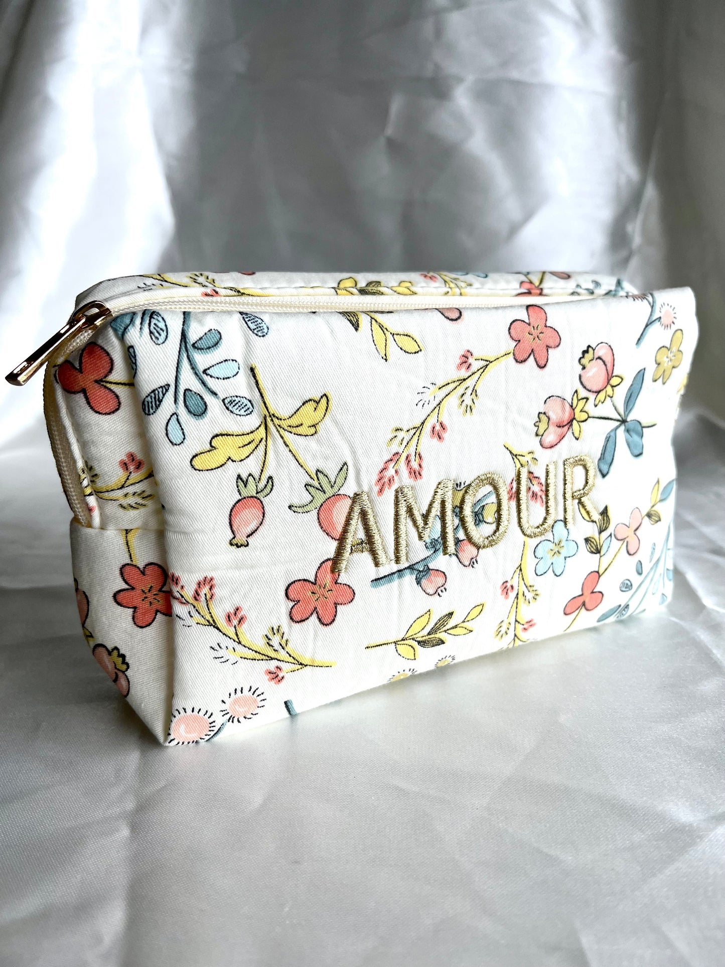 Trousse blanche fleurie Amour