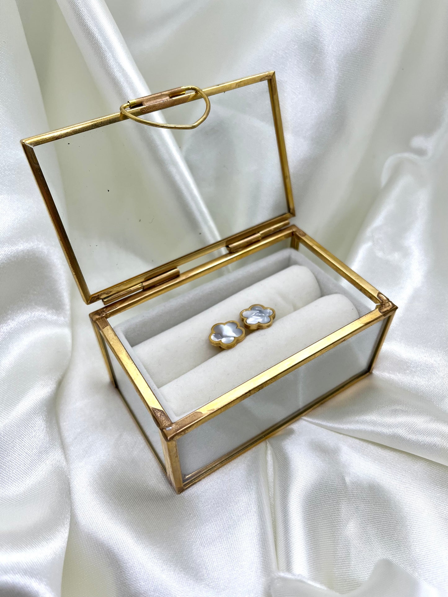 Boucles d’oreilles doré et nacré petites fleurs