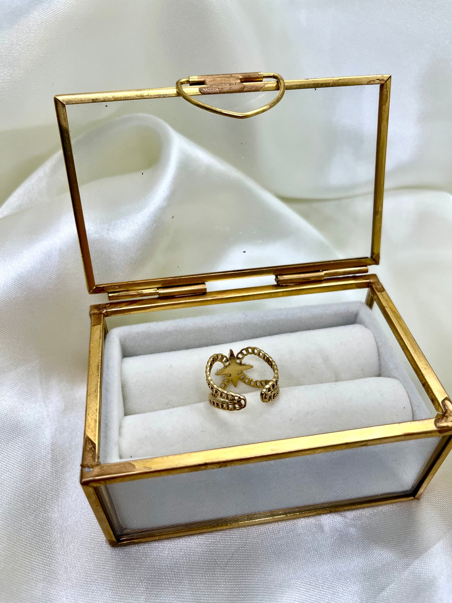 Bague dorée et strass