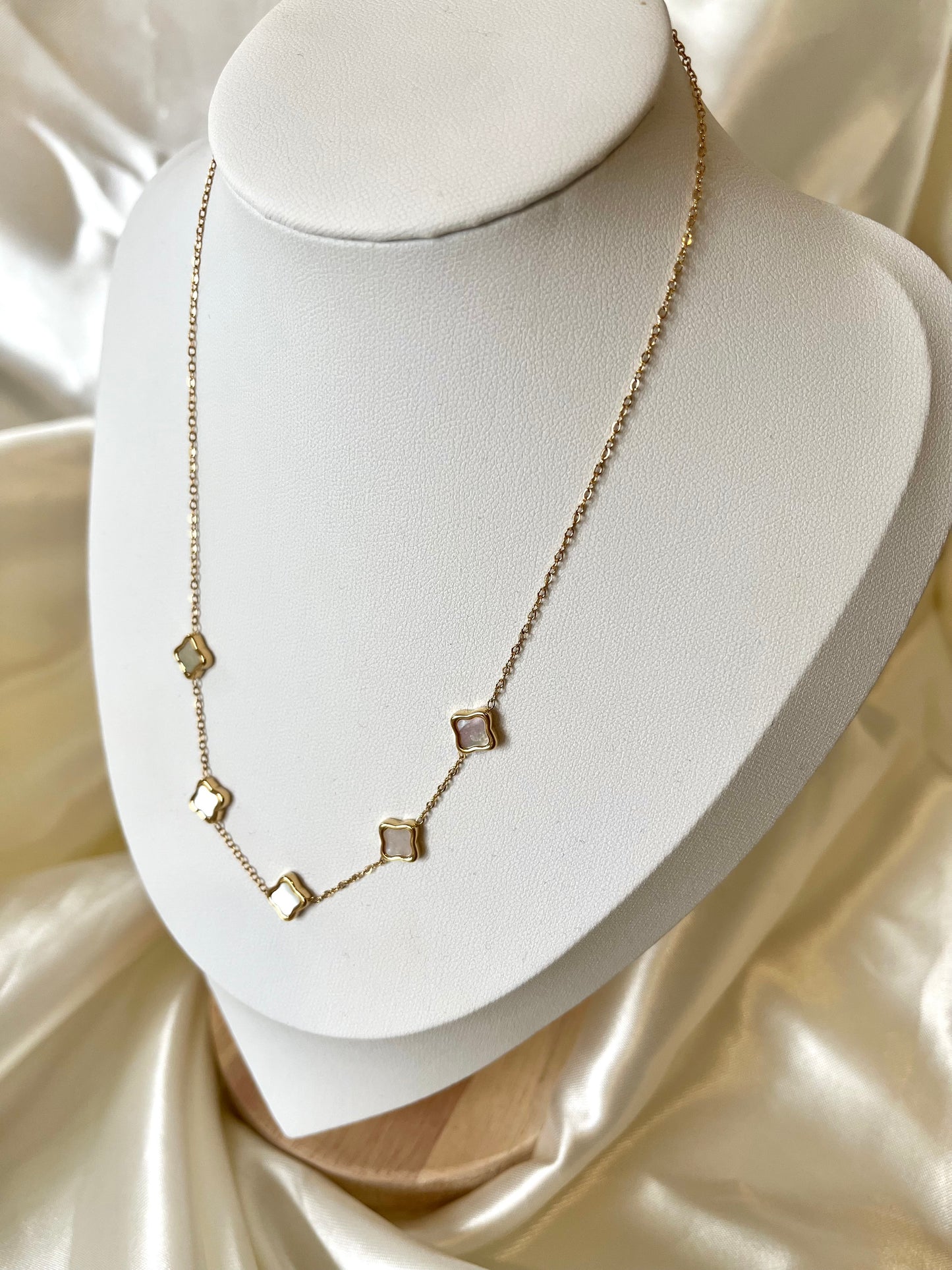 Collier doré et nacré