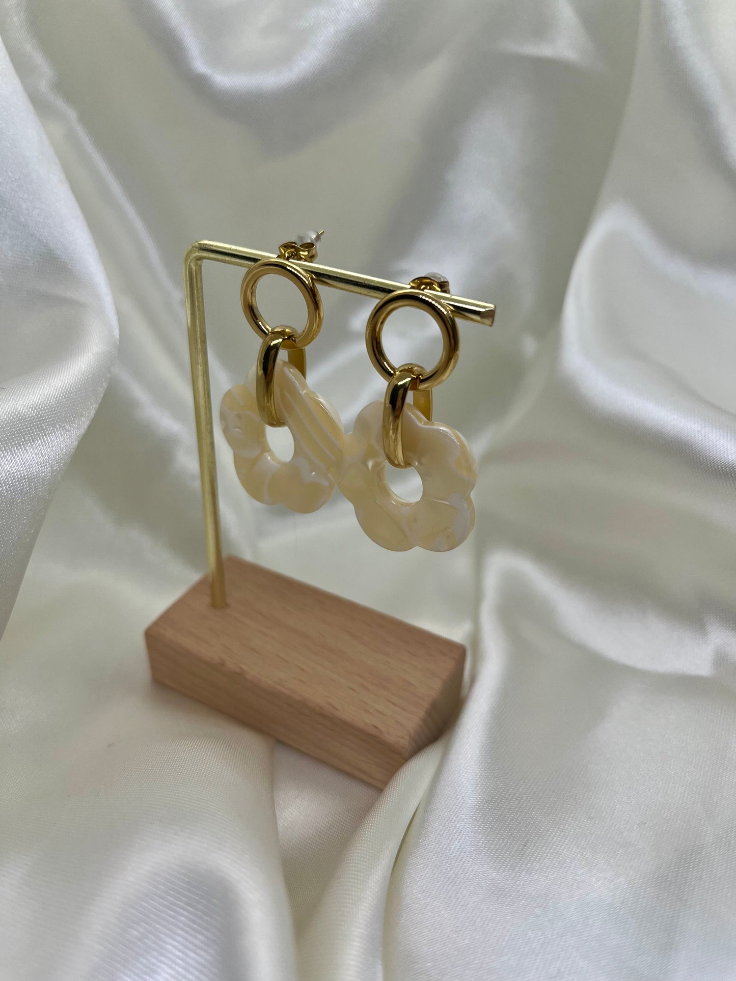 Boucles d’oreilles dorées et fleur beige