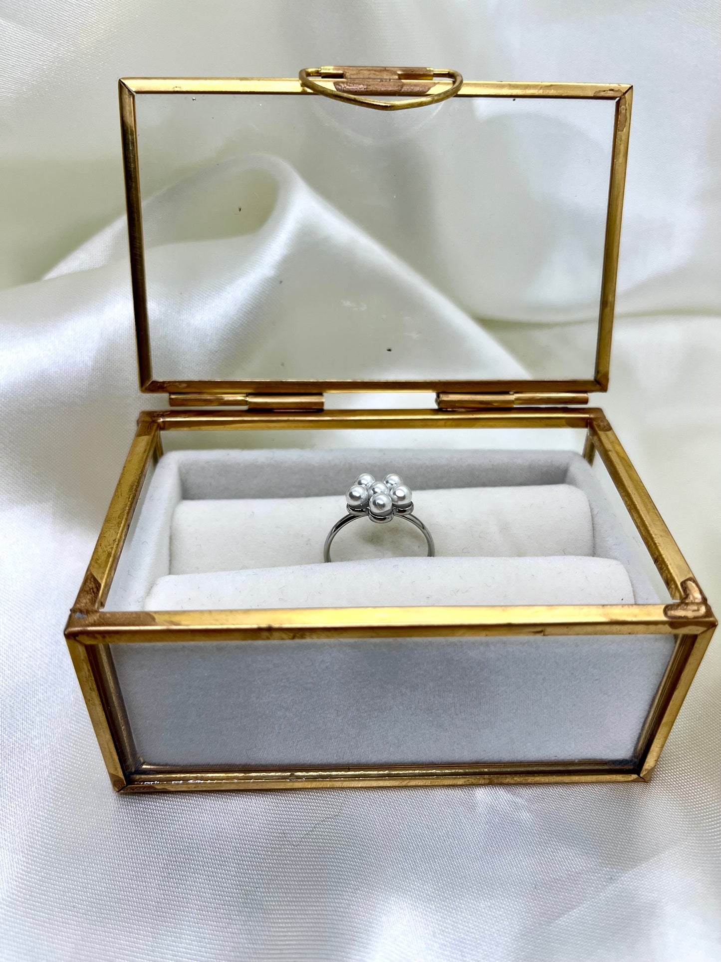 Bague argentée et fleur nacrée