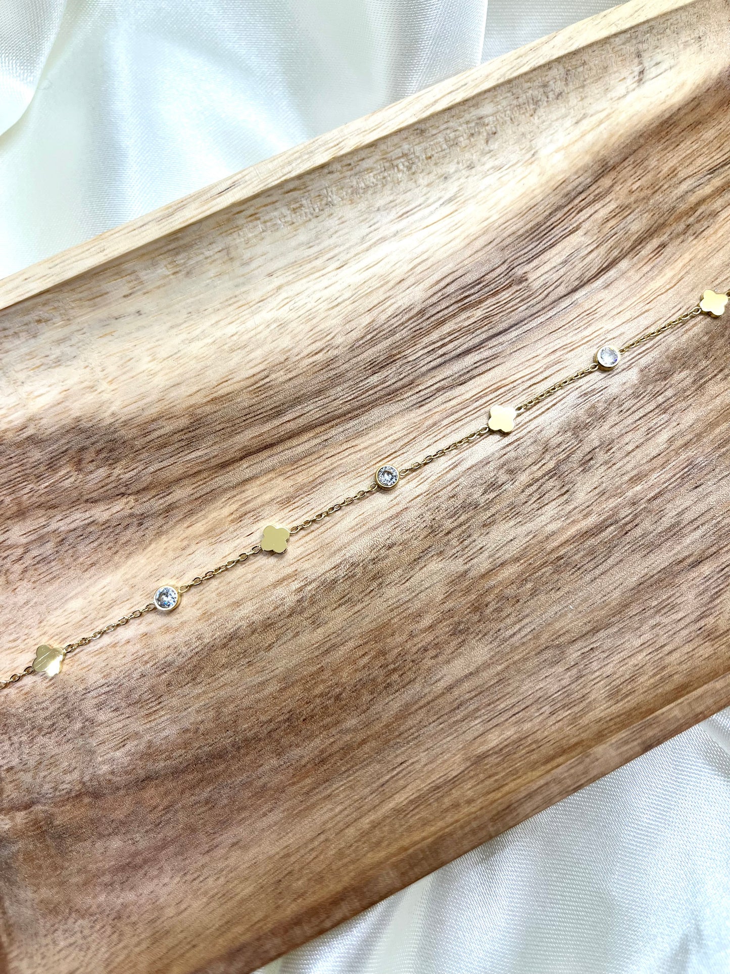 Bracelet doré, fleurs et strass