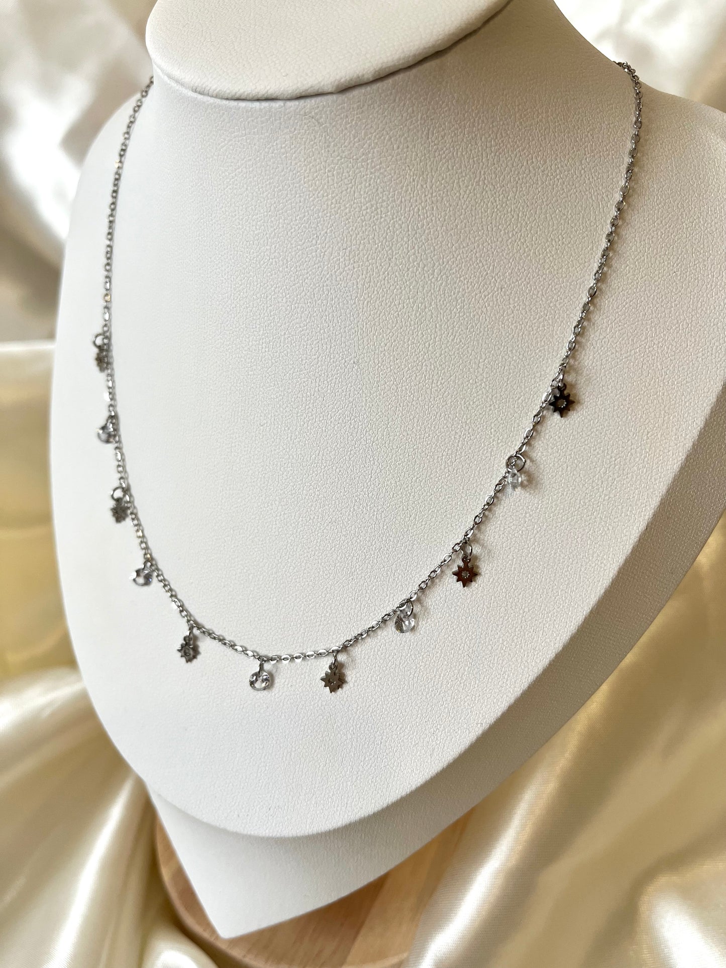 Collier argenté et pendentifs