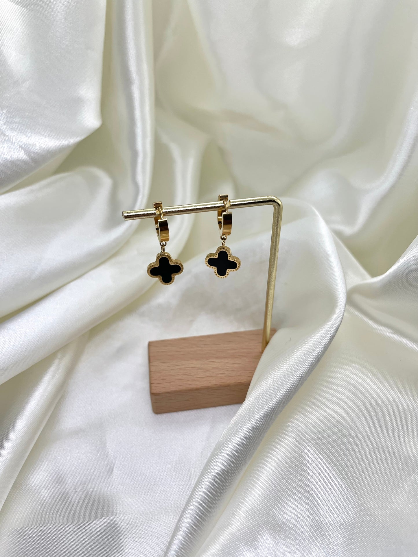 Boucles d’oreilles trèfle quatre feuilles noir