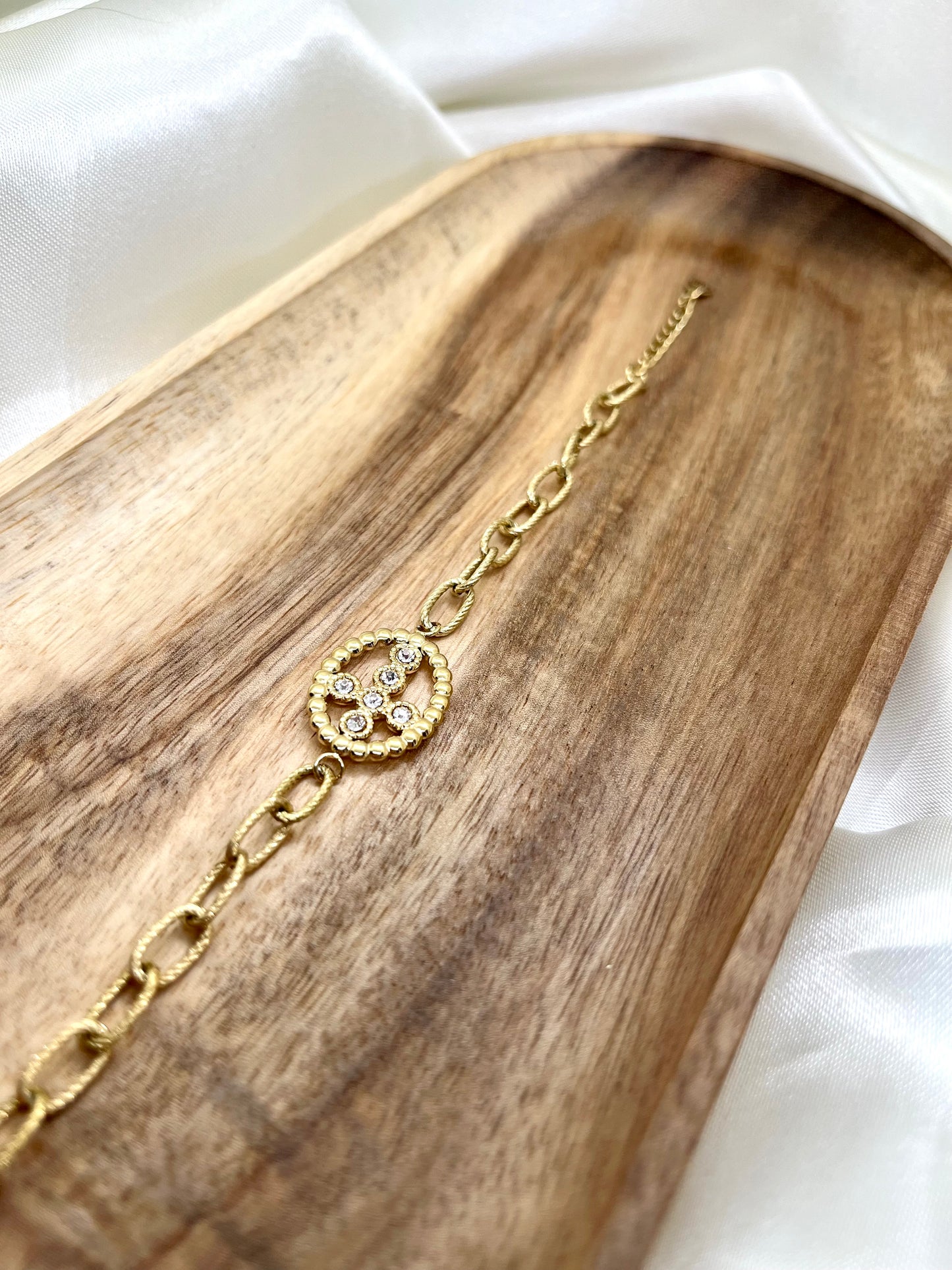 Bracelet doré et croix strass