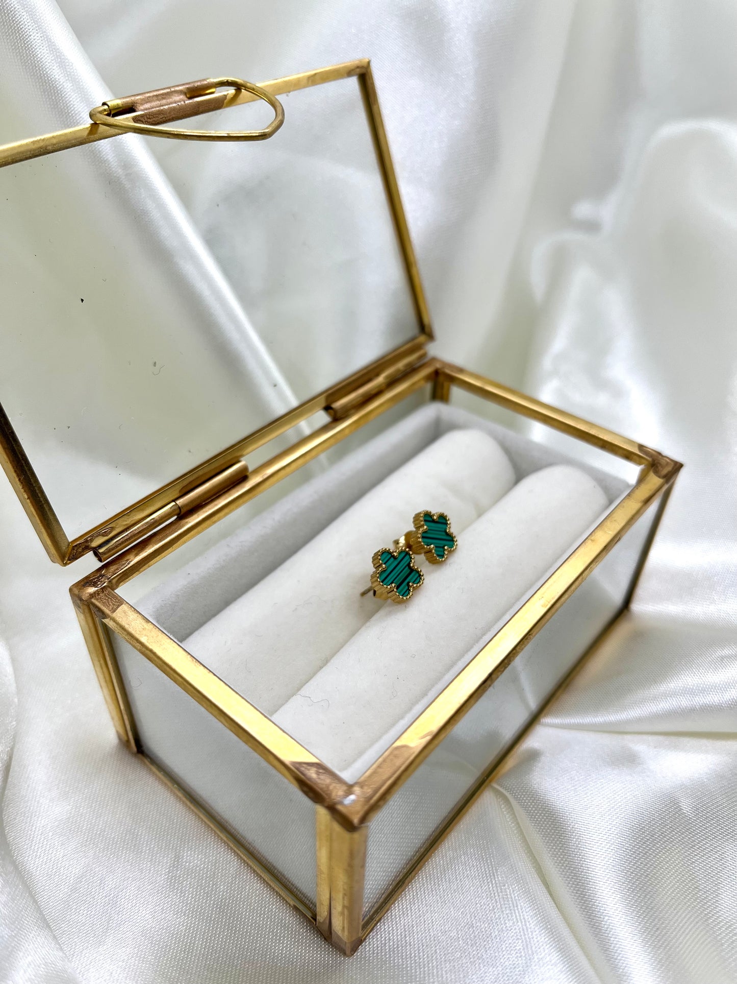 Boucles d’oreilles doré petites fleurs vertes