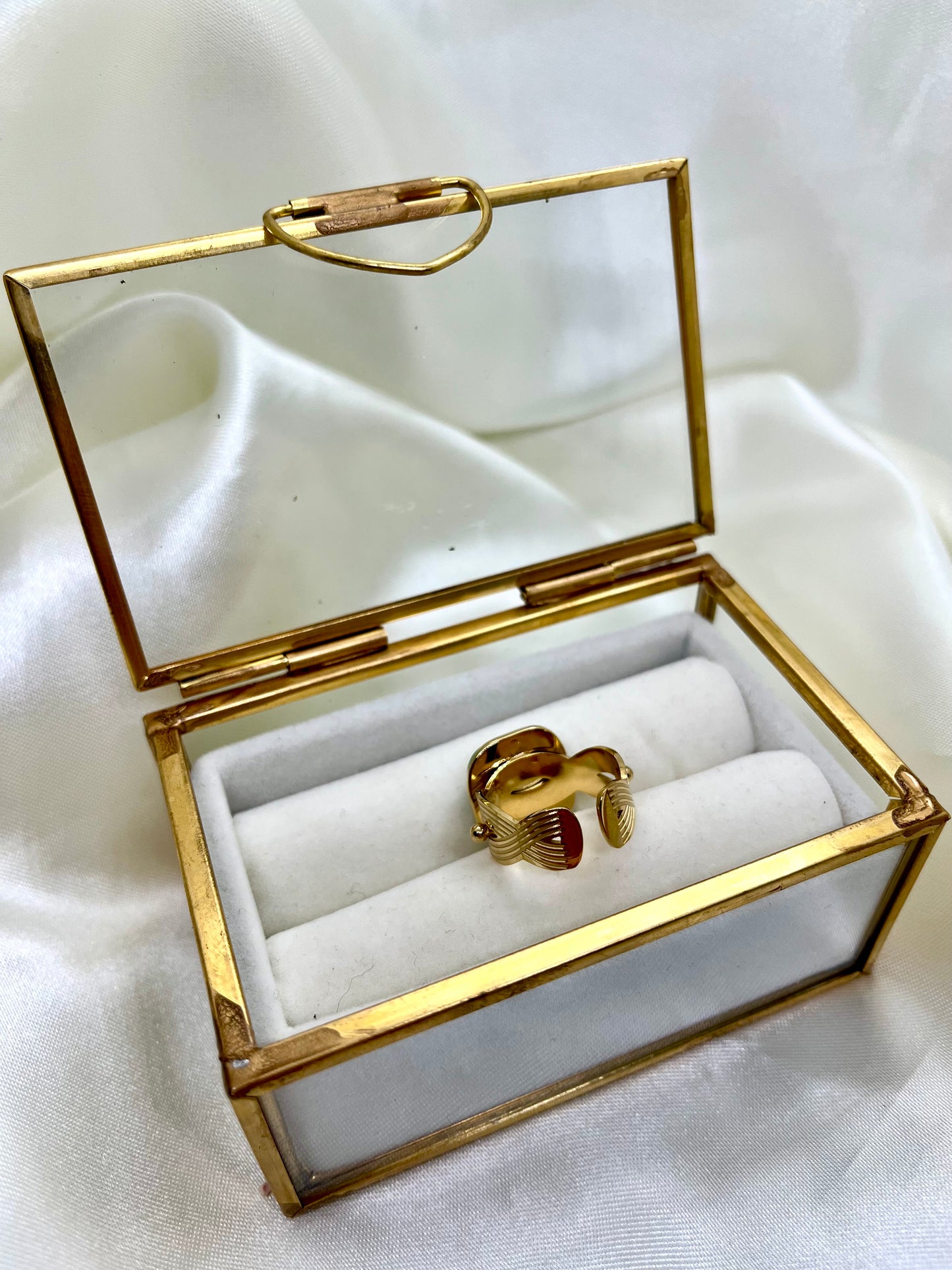 Bague carrée dorée et verte abeille
