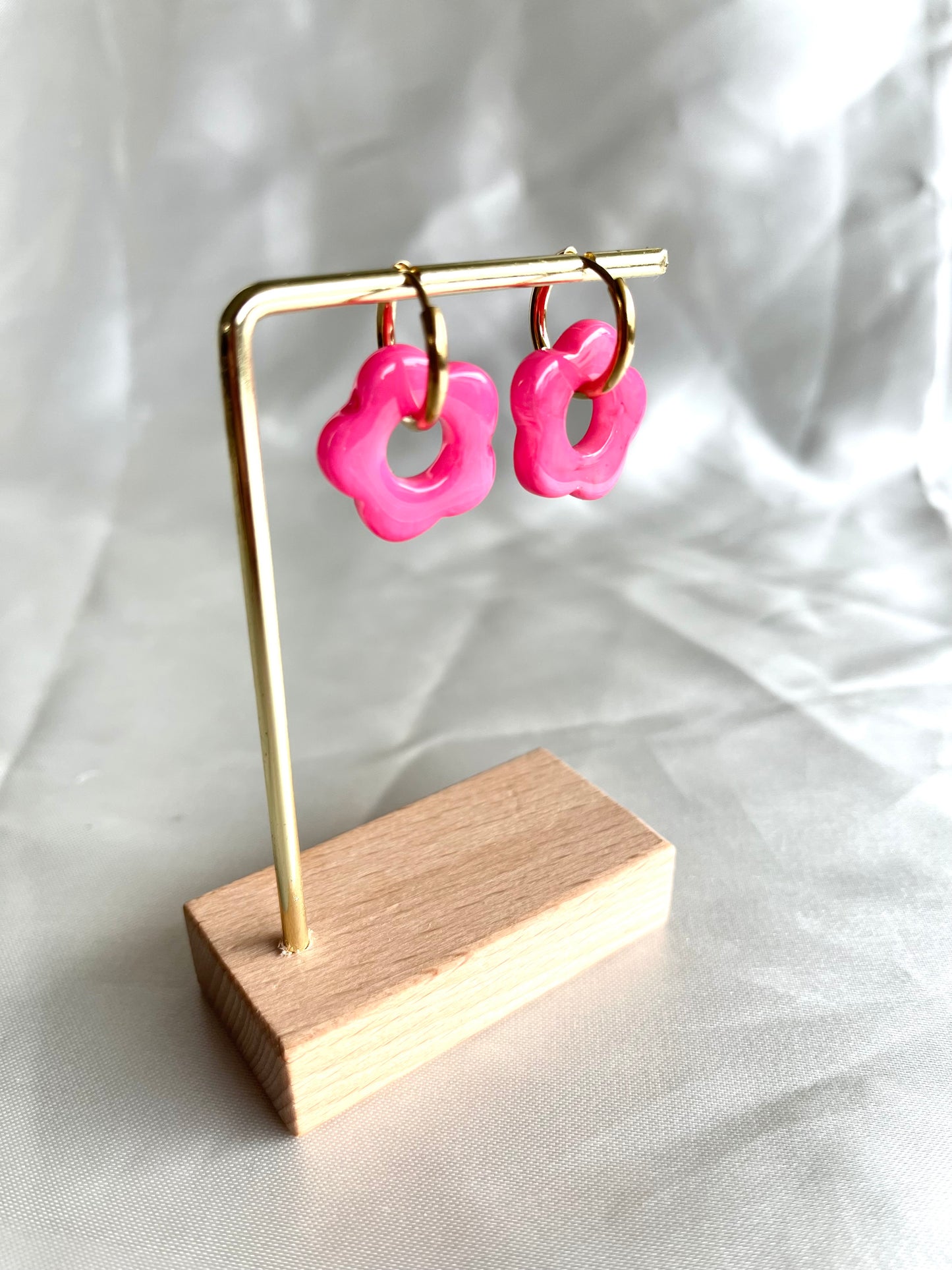Boucles d’oreilles doré et fleur rose fuschia