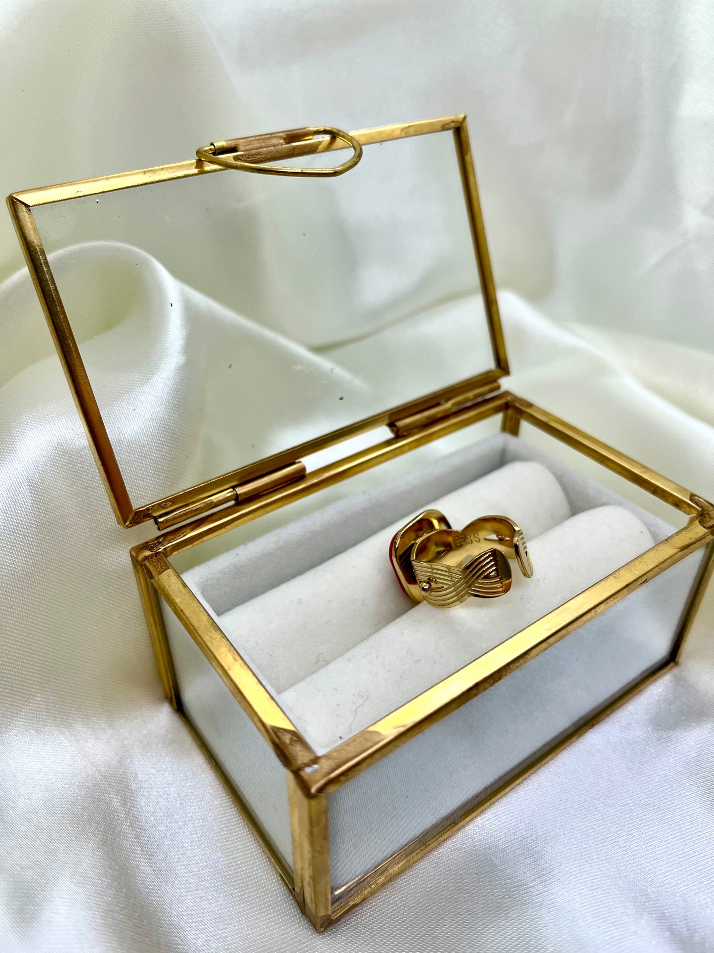 Bague dorée et rose carrée abeille