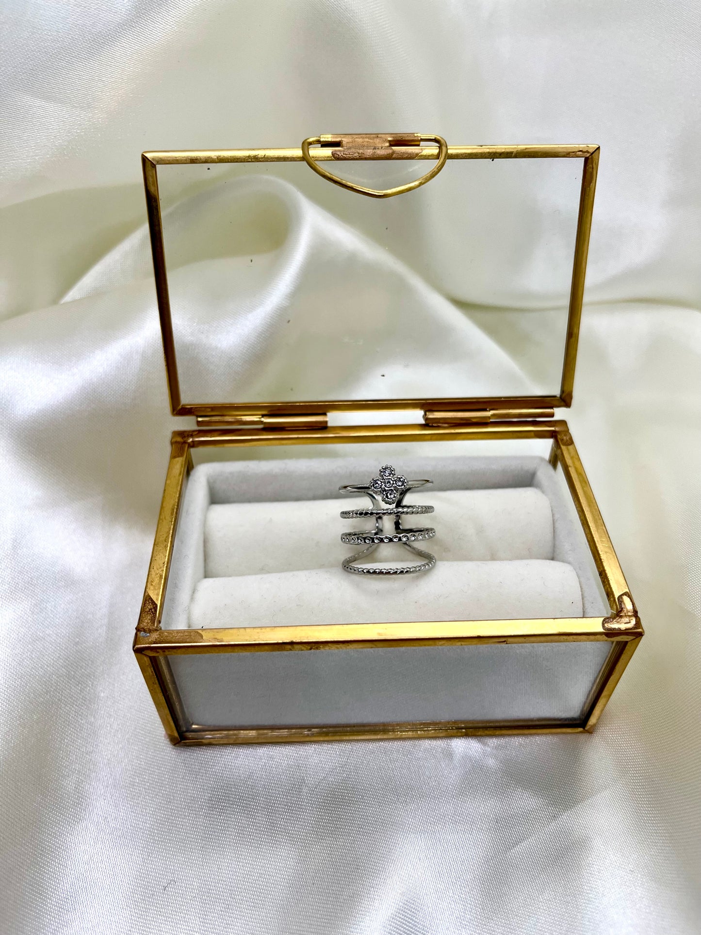 Bague argentée et strass