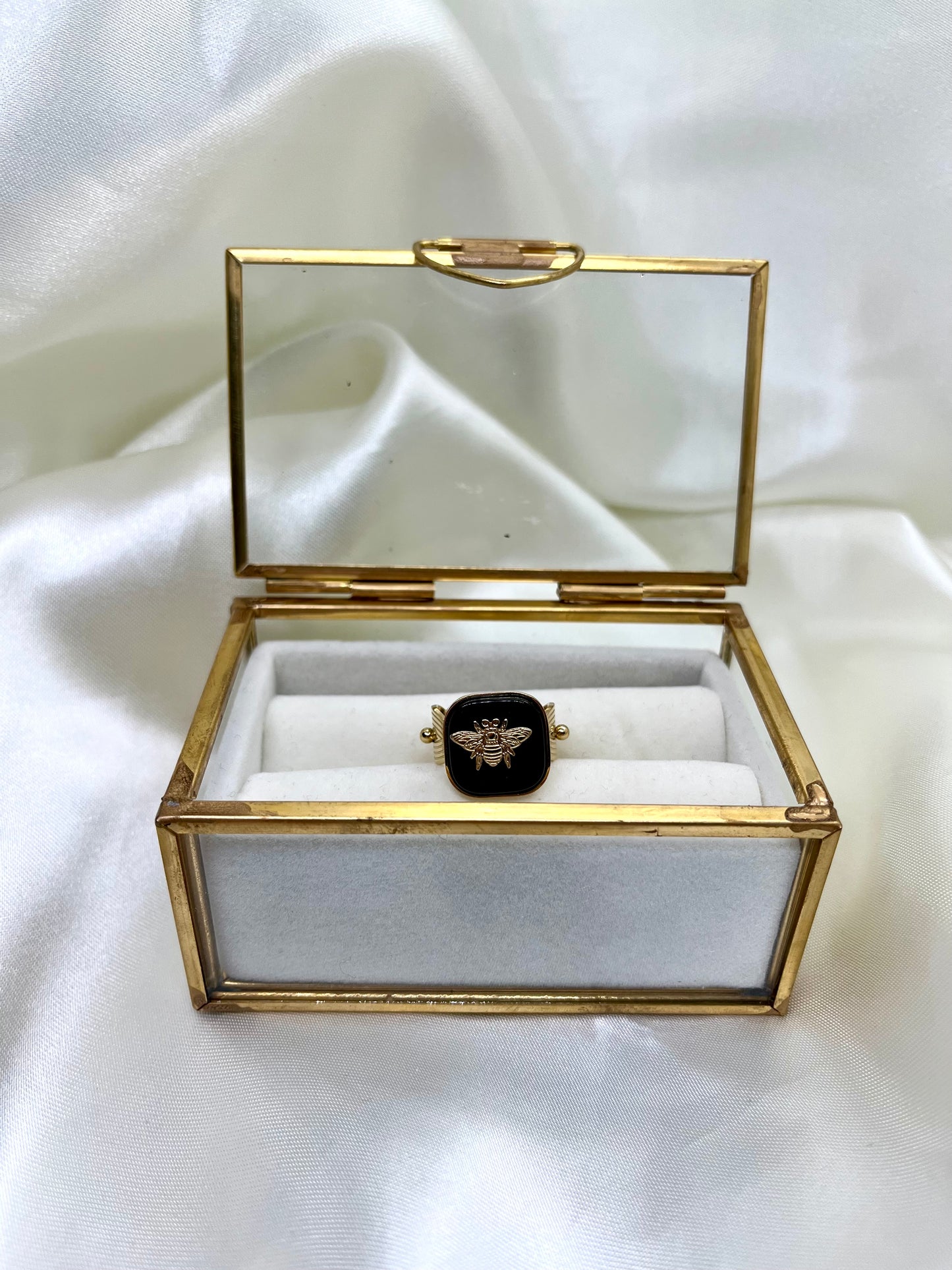Bague carrée dorée et noire abeille