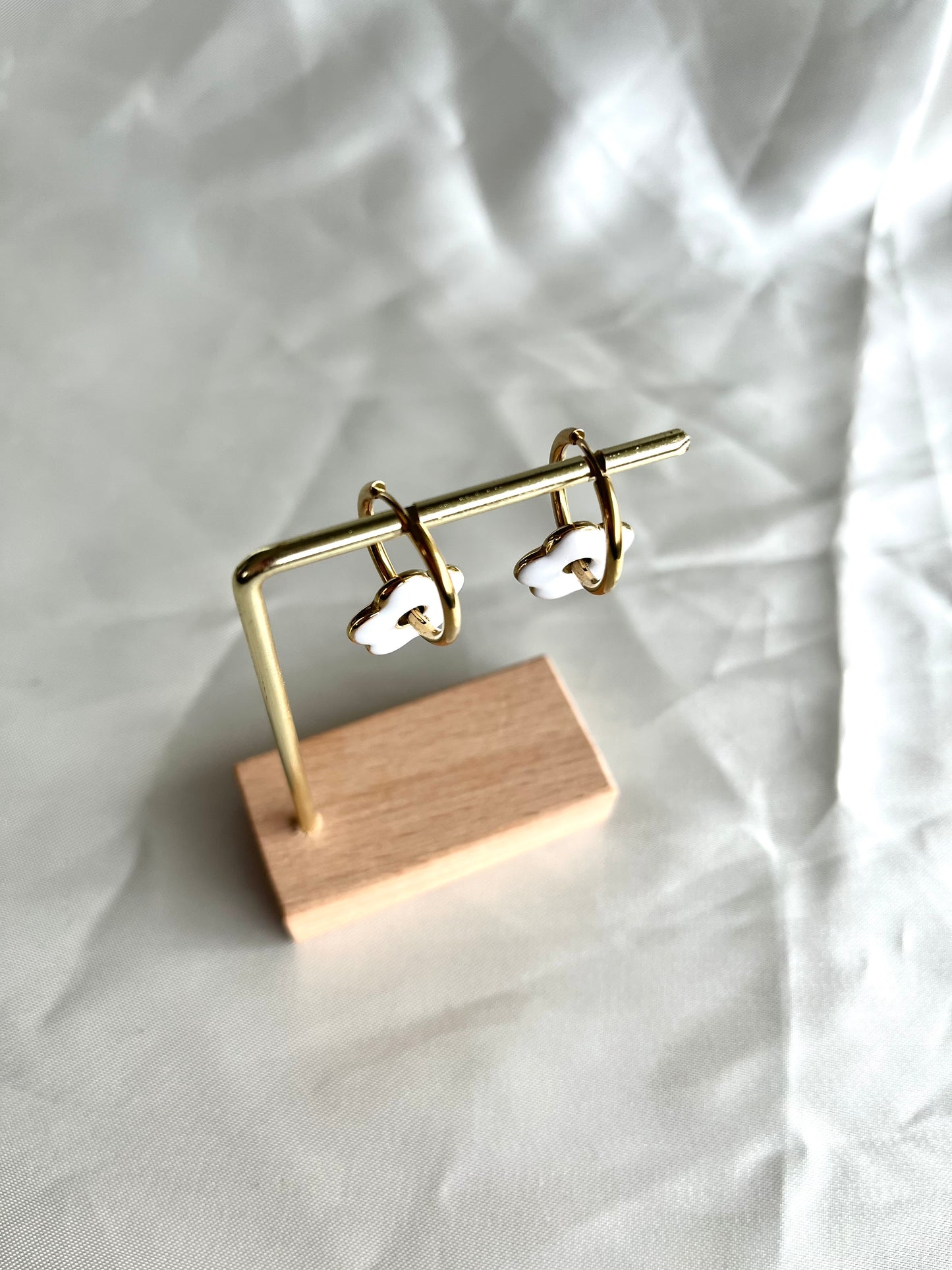 Boucles d’oreilles doré et fleurs blanche Vira