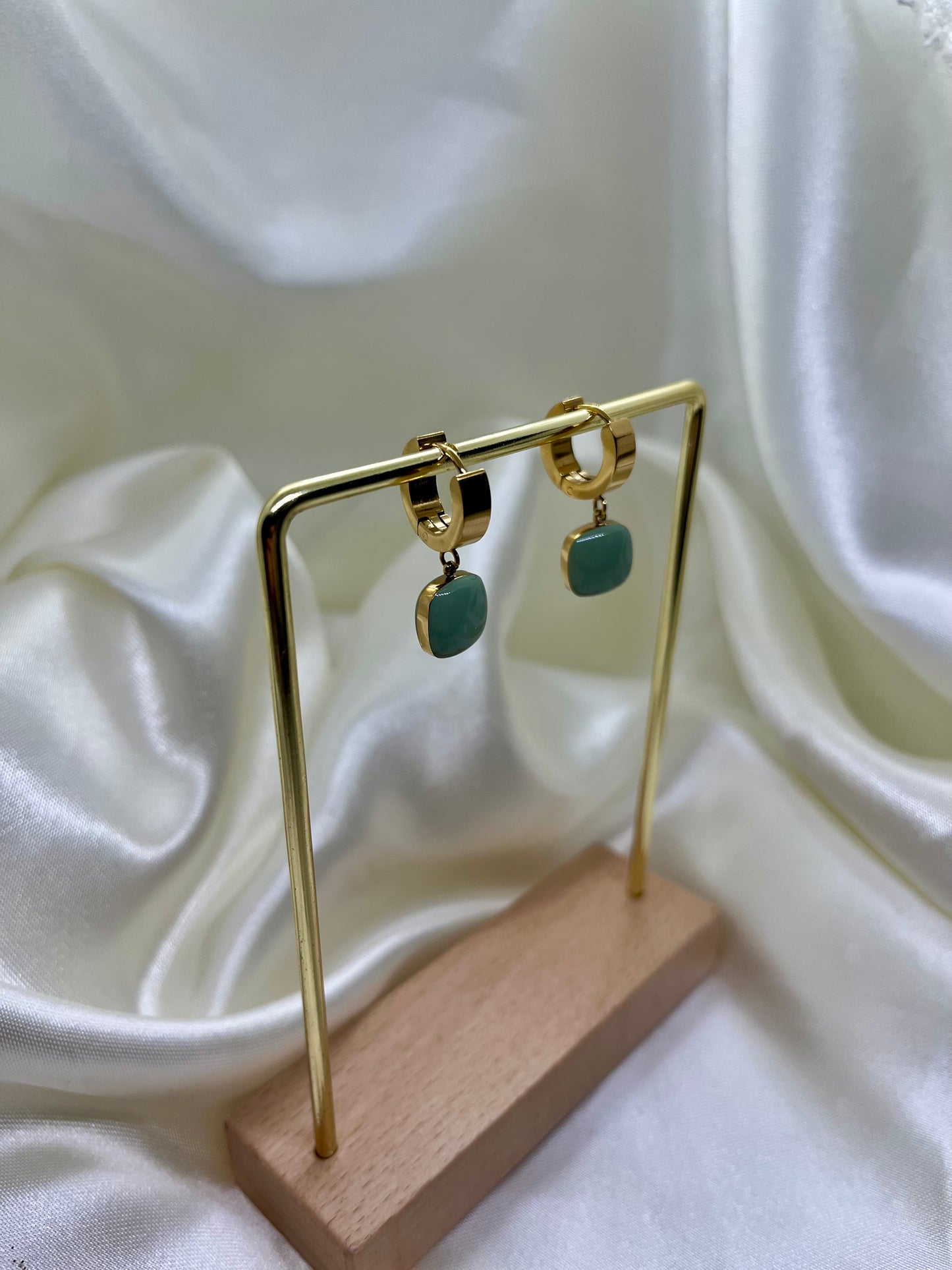 Boucles d’oreilles anneaux doré et carré vert
