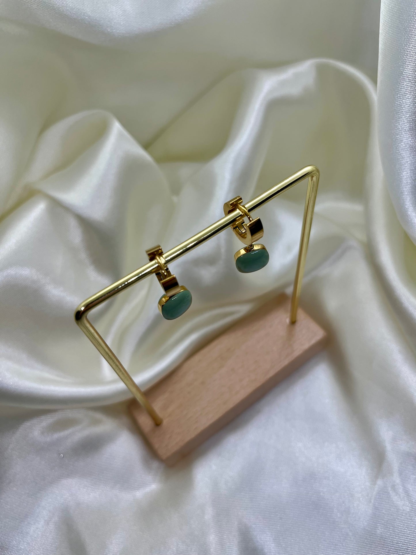 Boucles d’oreilles anneaux doré et carré vert