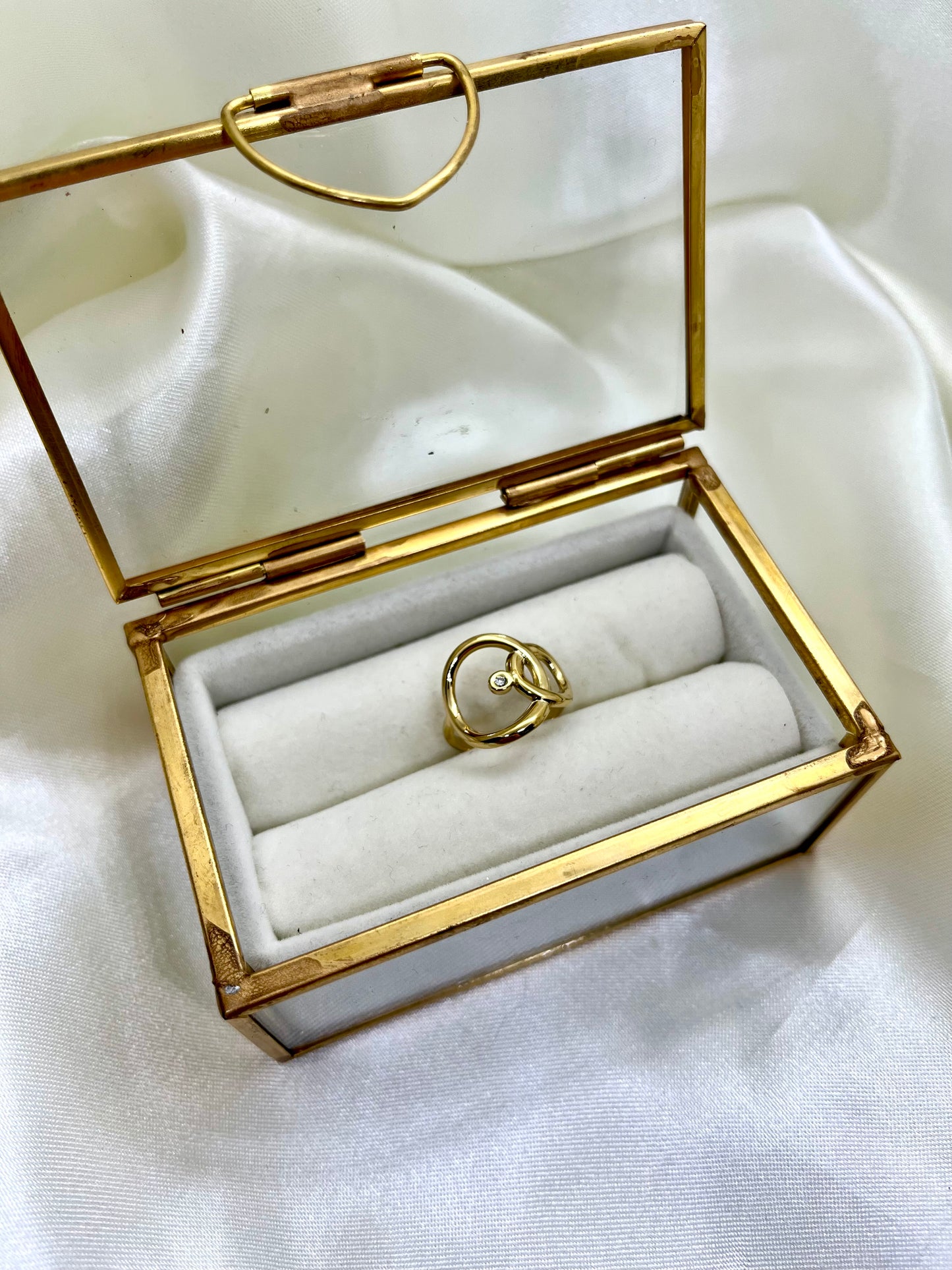 Bague dorée et strass ovale