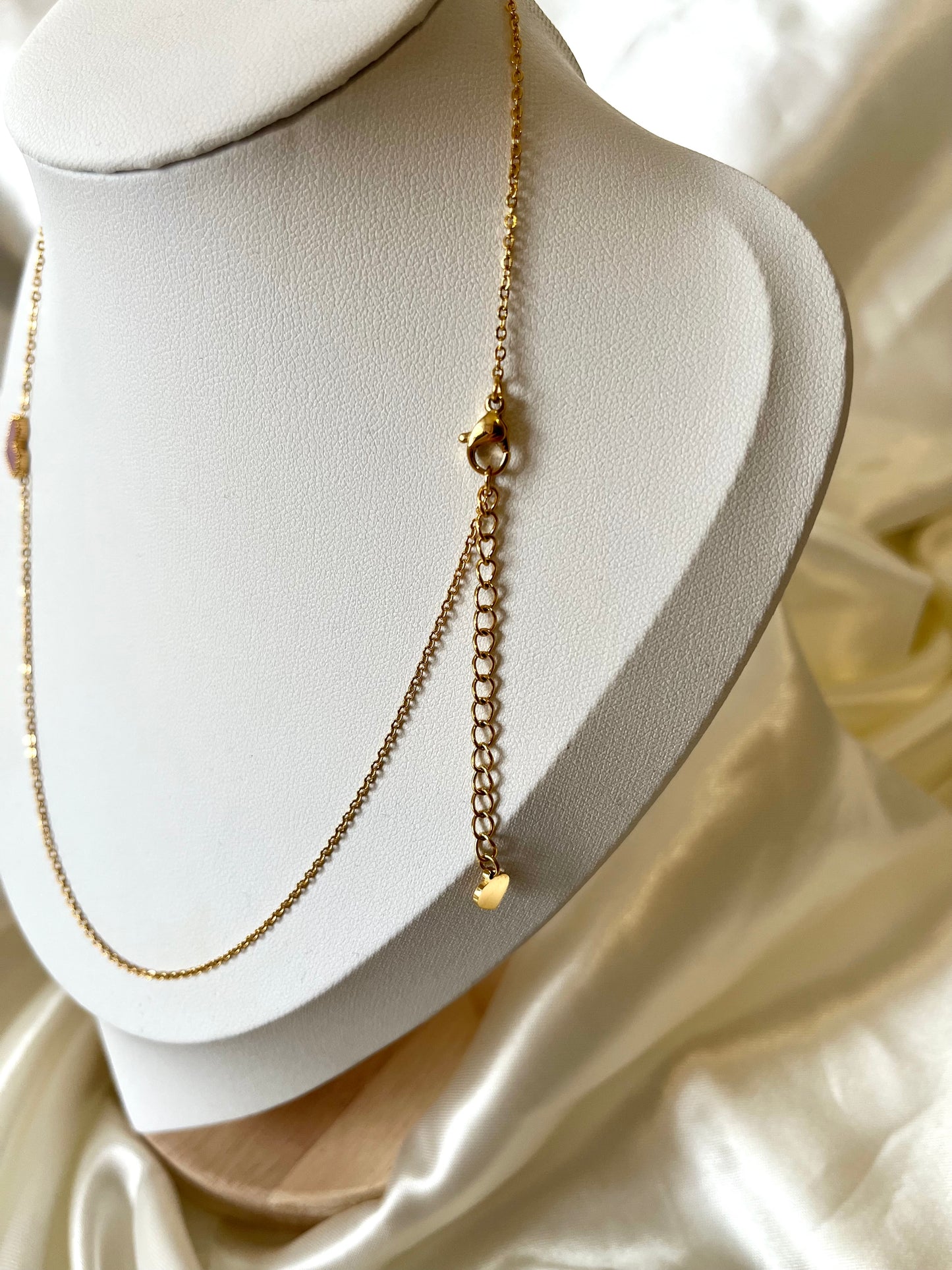 Collier doré et cœur nacré rose