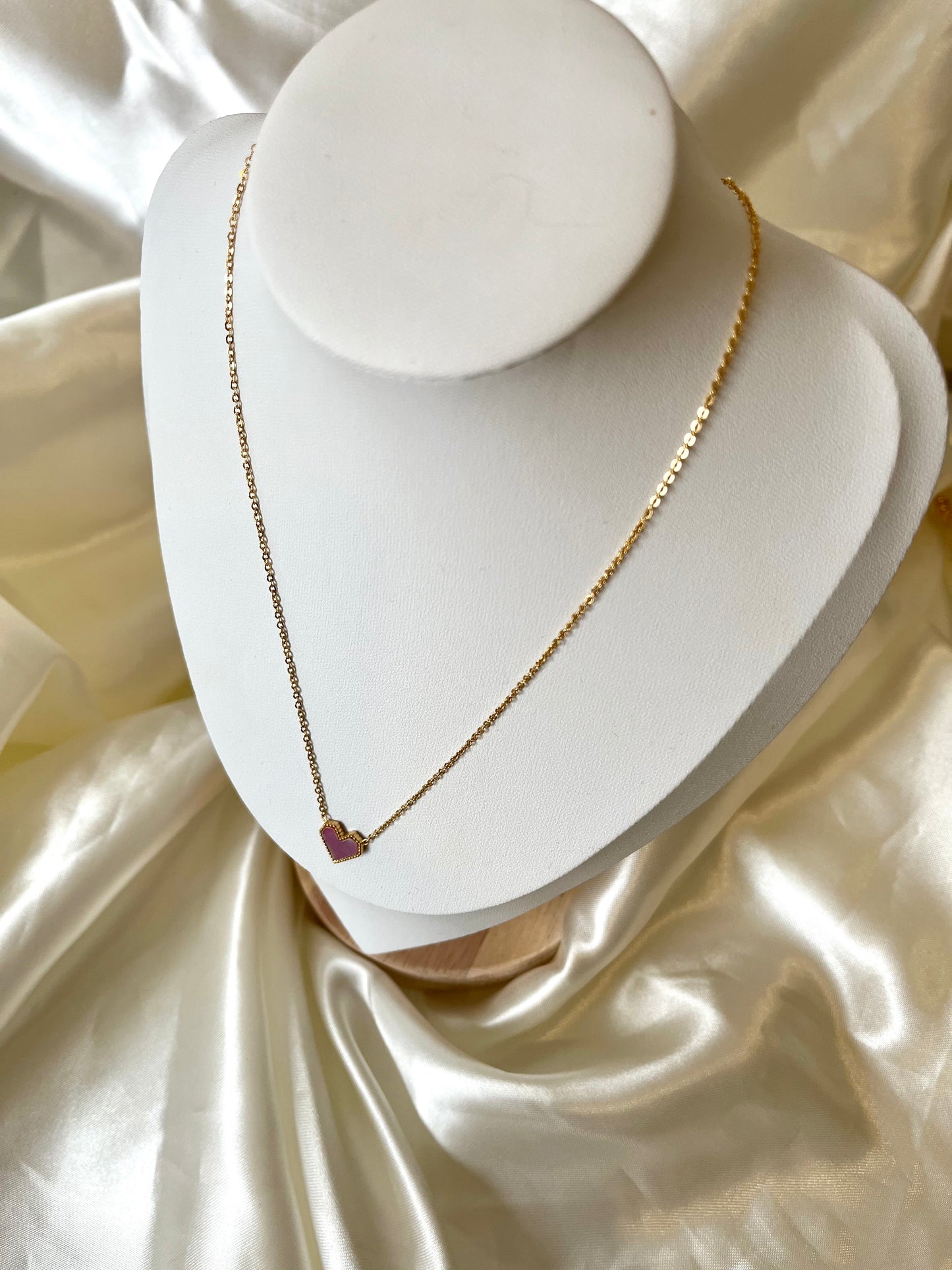 Collier doré et cœur nacré rose