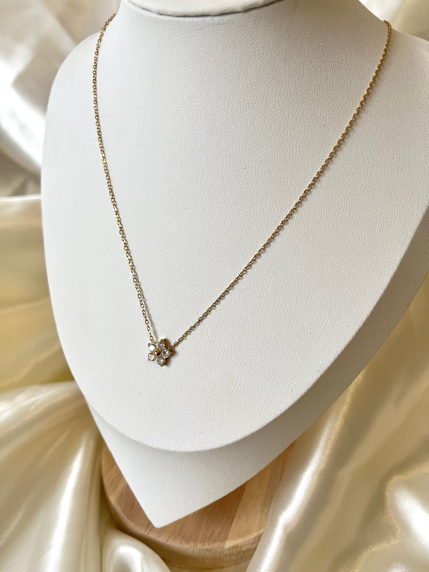Collier doré fleur strass