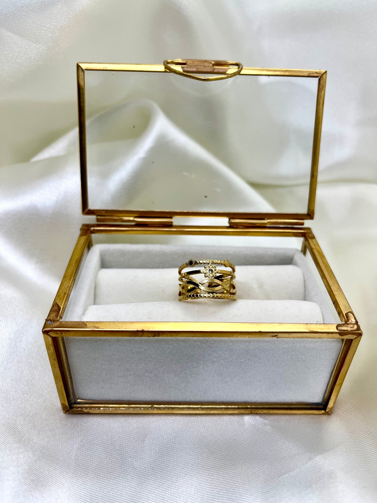 Bague dorée et strass