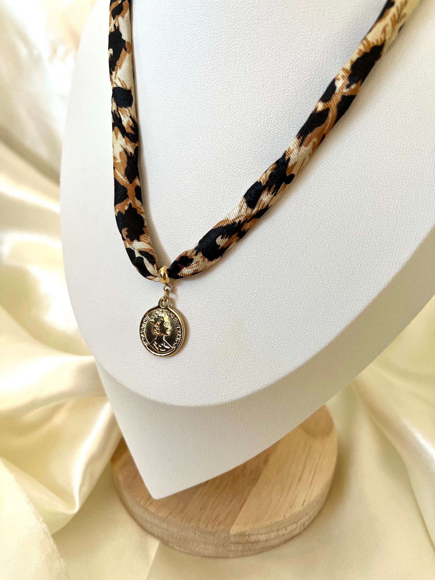 Collier léopard et pièce romaine
