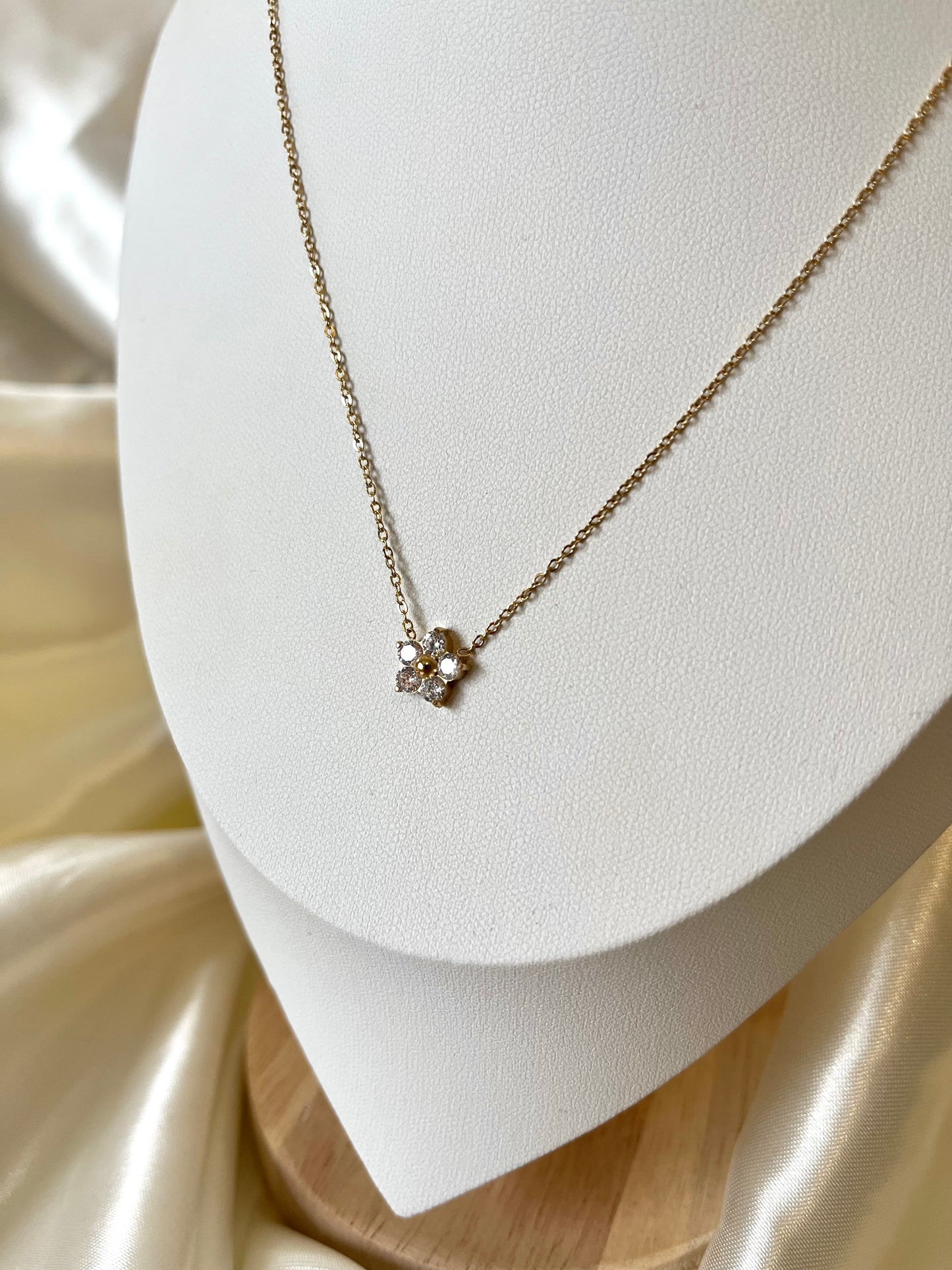 Collier doré fleur strass
