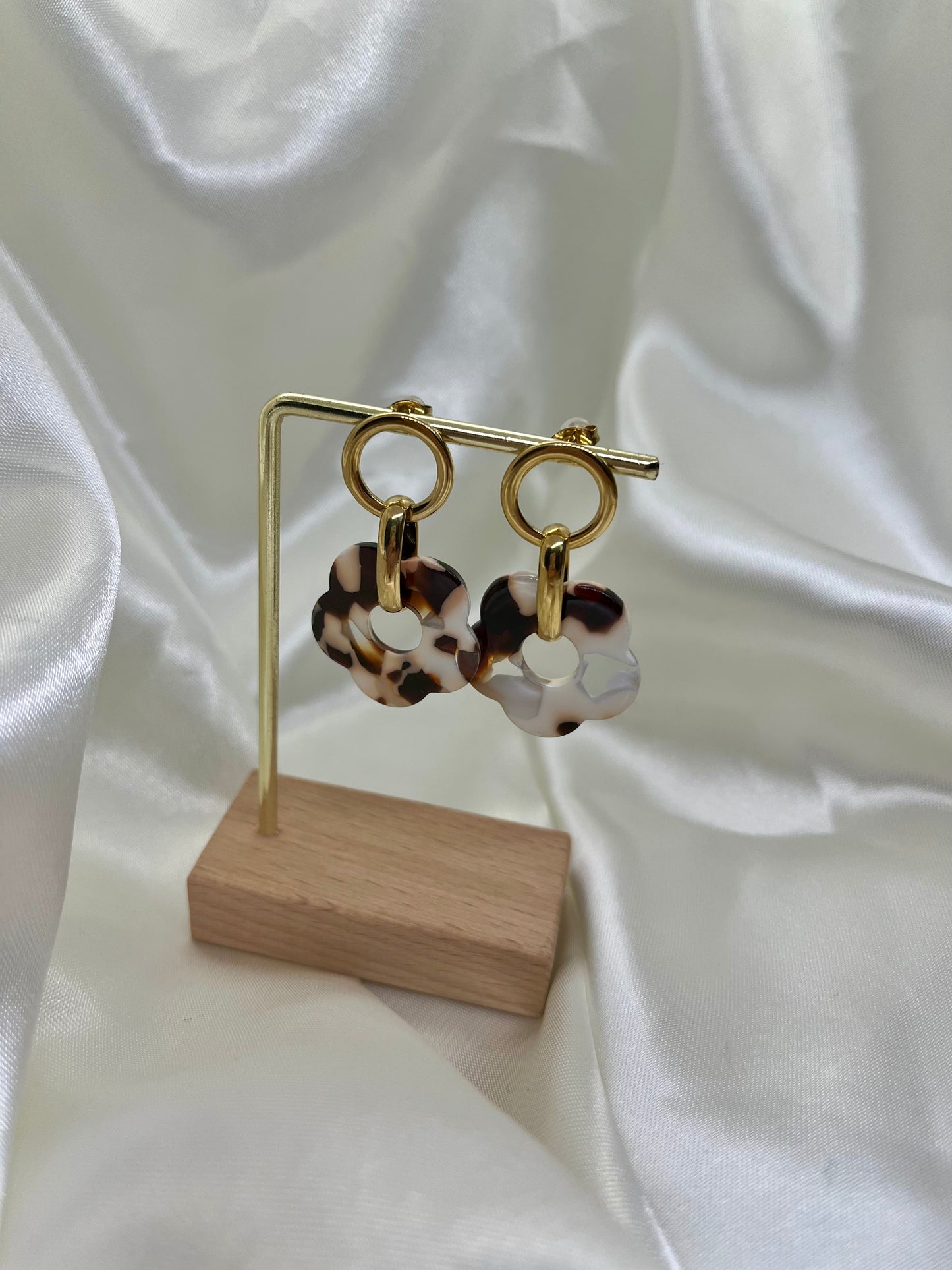 Boucles d’oreilles dorées et écailles