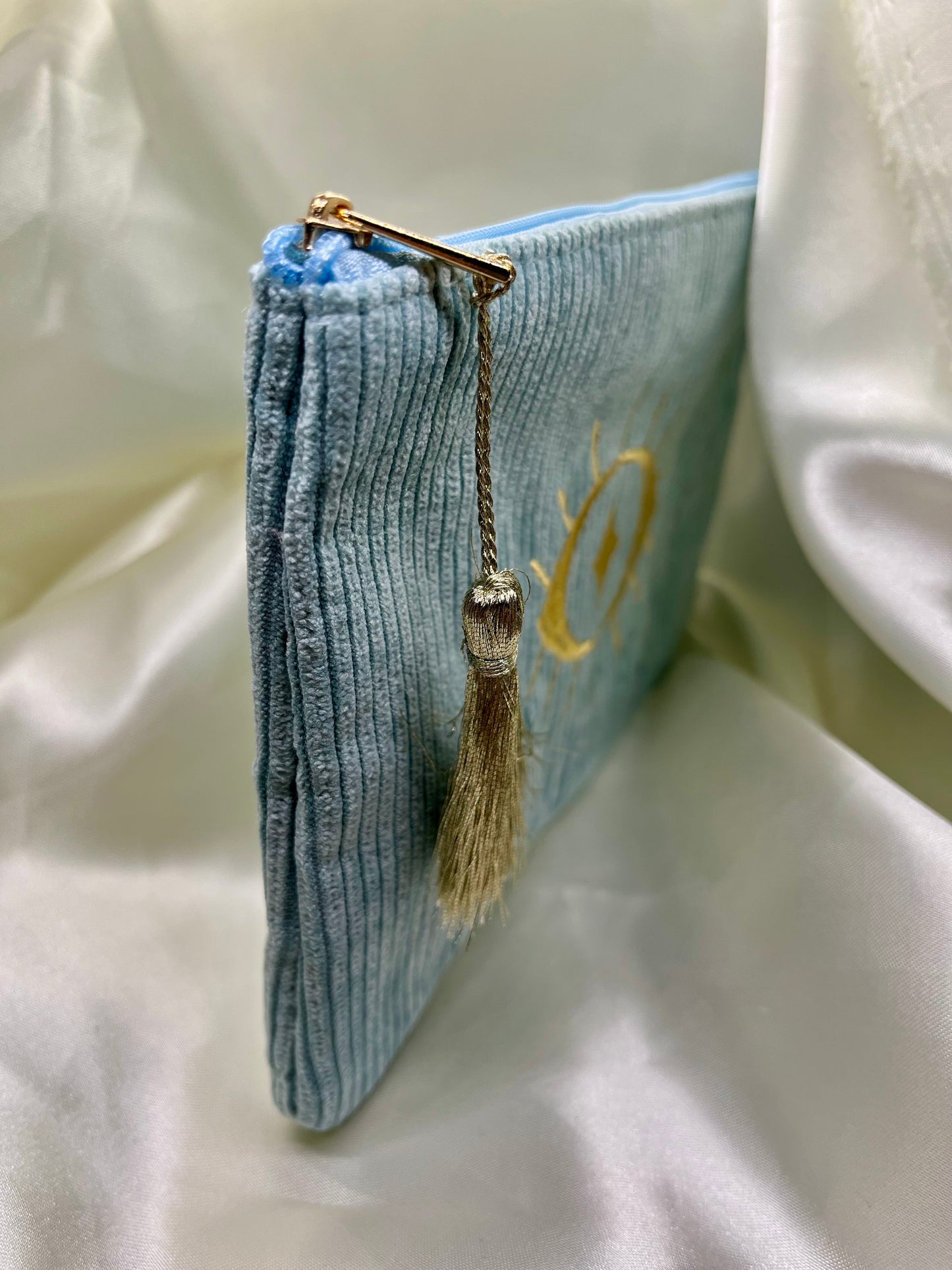 Pochette bleu et œil doré