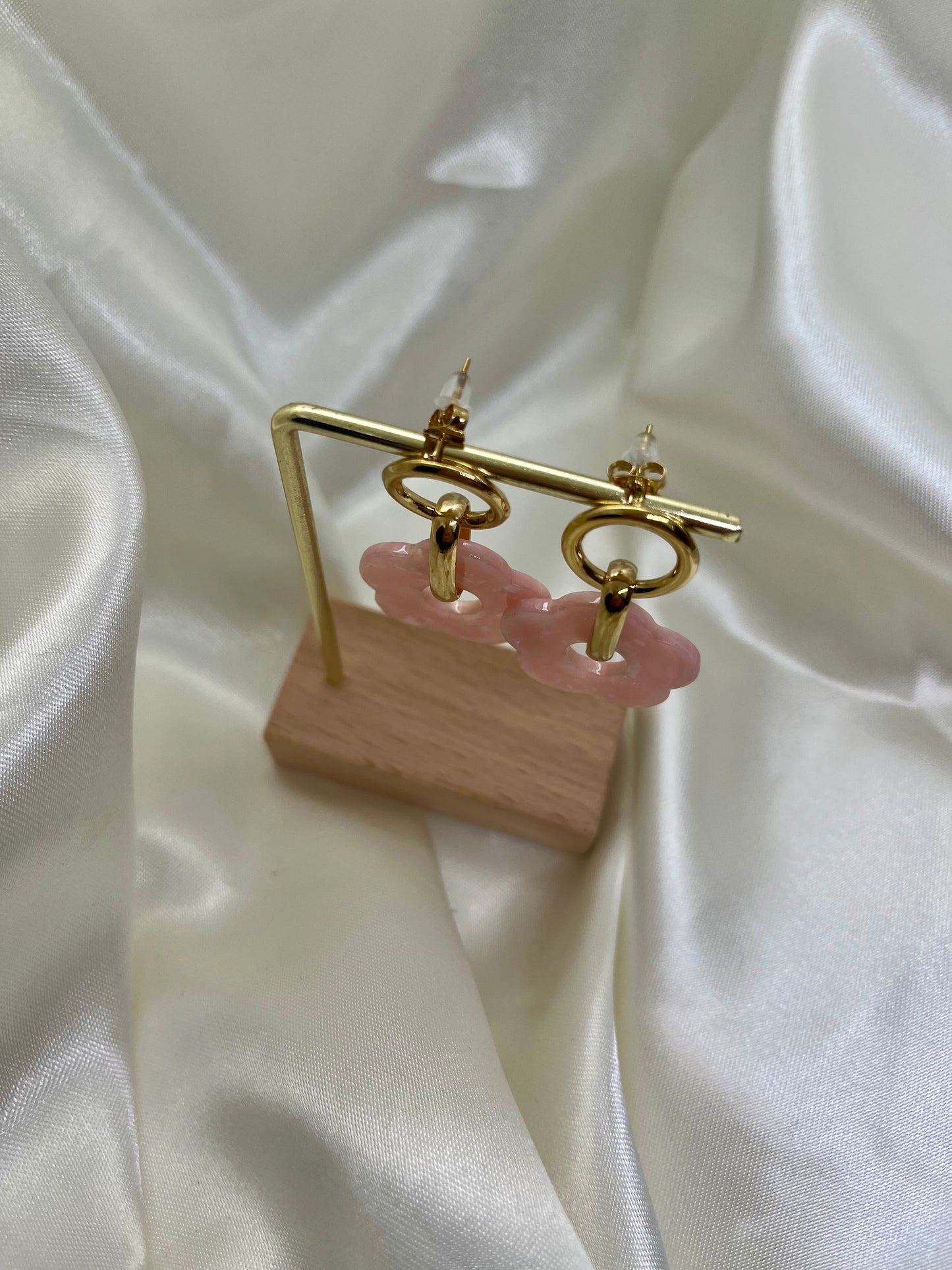 Boucles d’oreilles dorées et fleur rose pâle