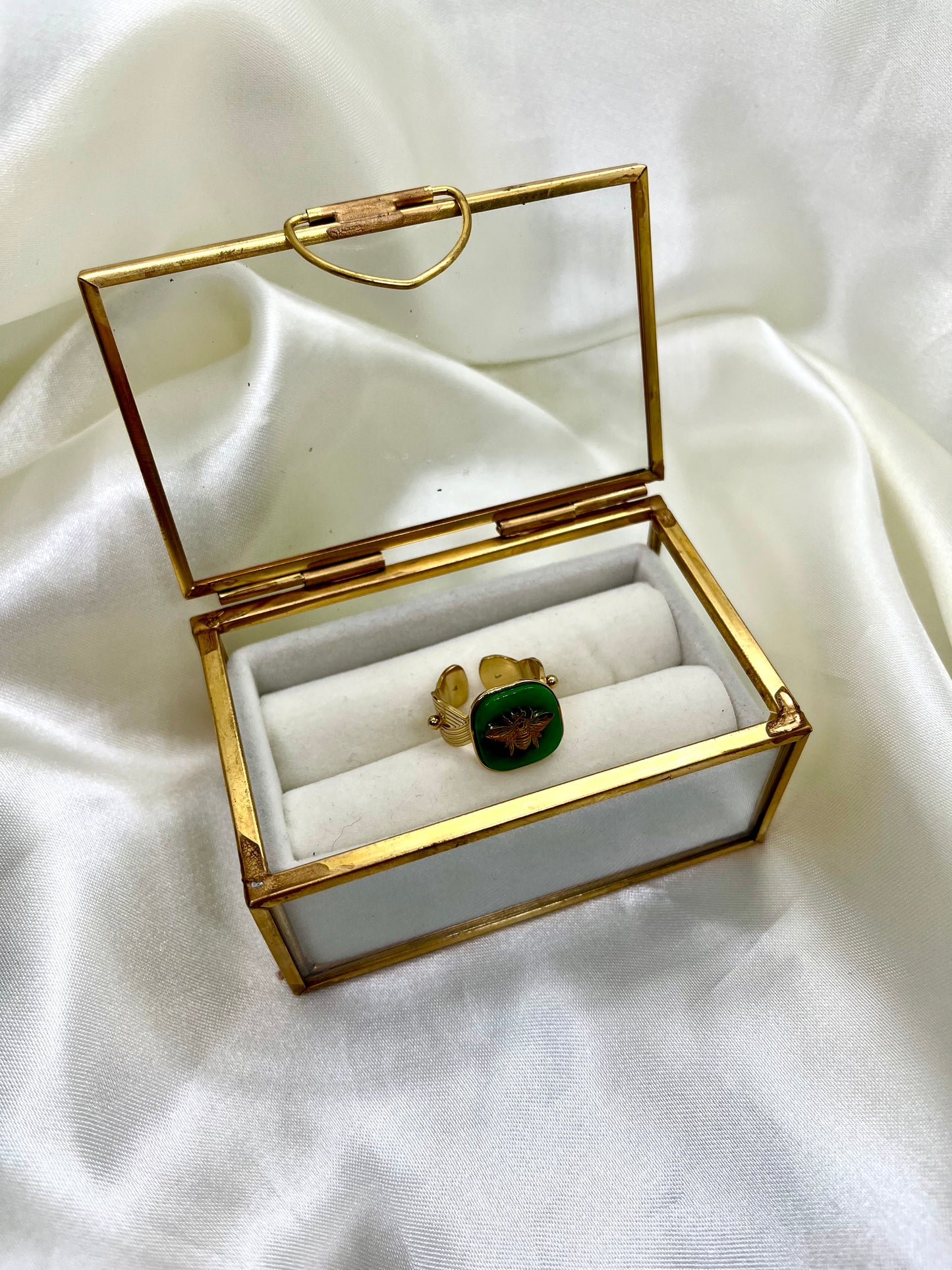Bague carrée dorée et verte abeille