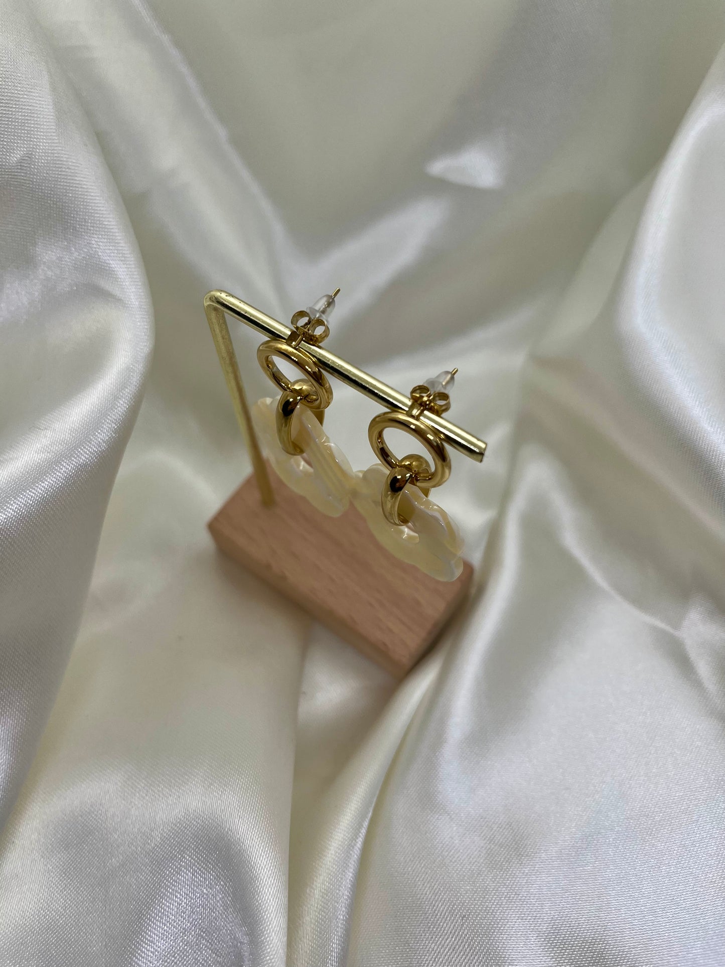 Boucles d’oreilles dorées et fleur beige