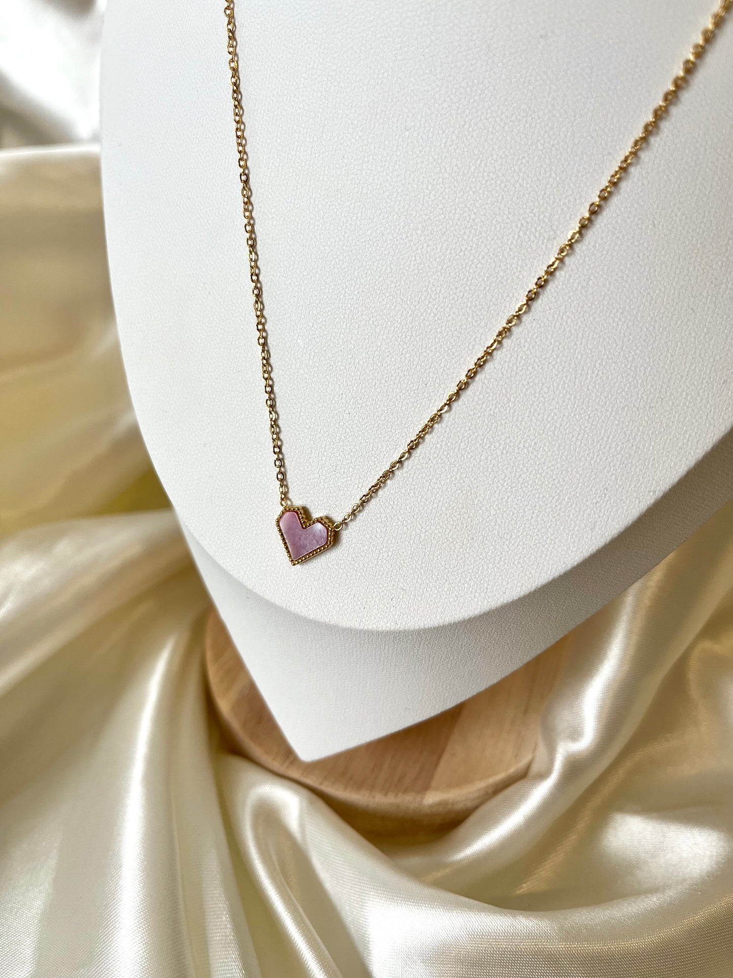 Collier doré et cœur nacré rose