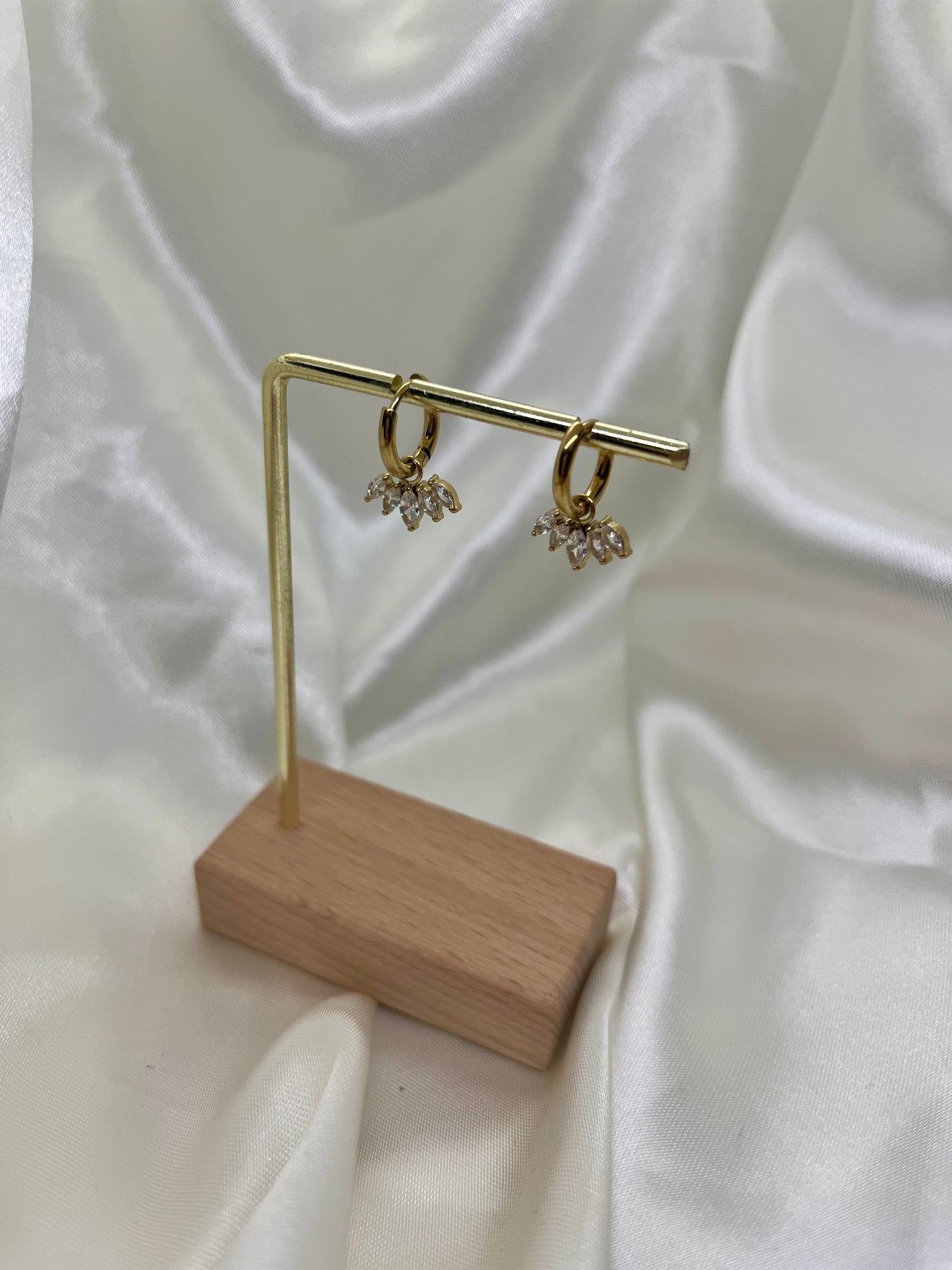 Boucles d’oreilles dorées et strass